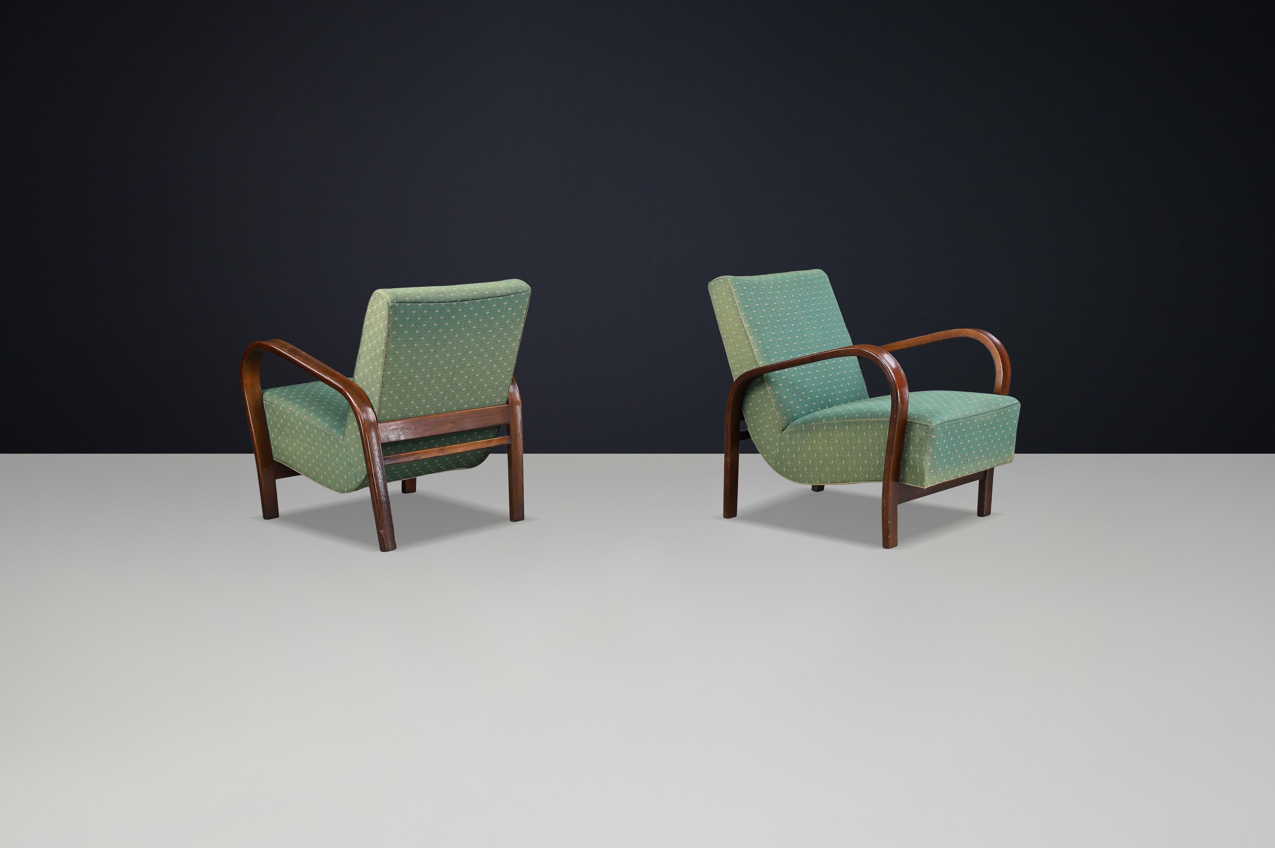 Sillones escultóricos de madera curvada de los años 40 Koželka & Kropáček con tapicería original. Moderno de mediados de siglo en venta