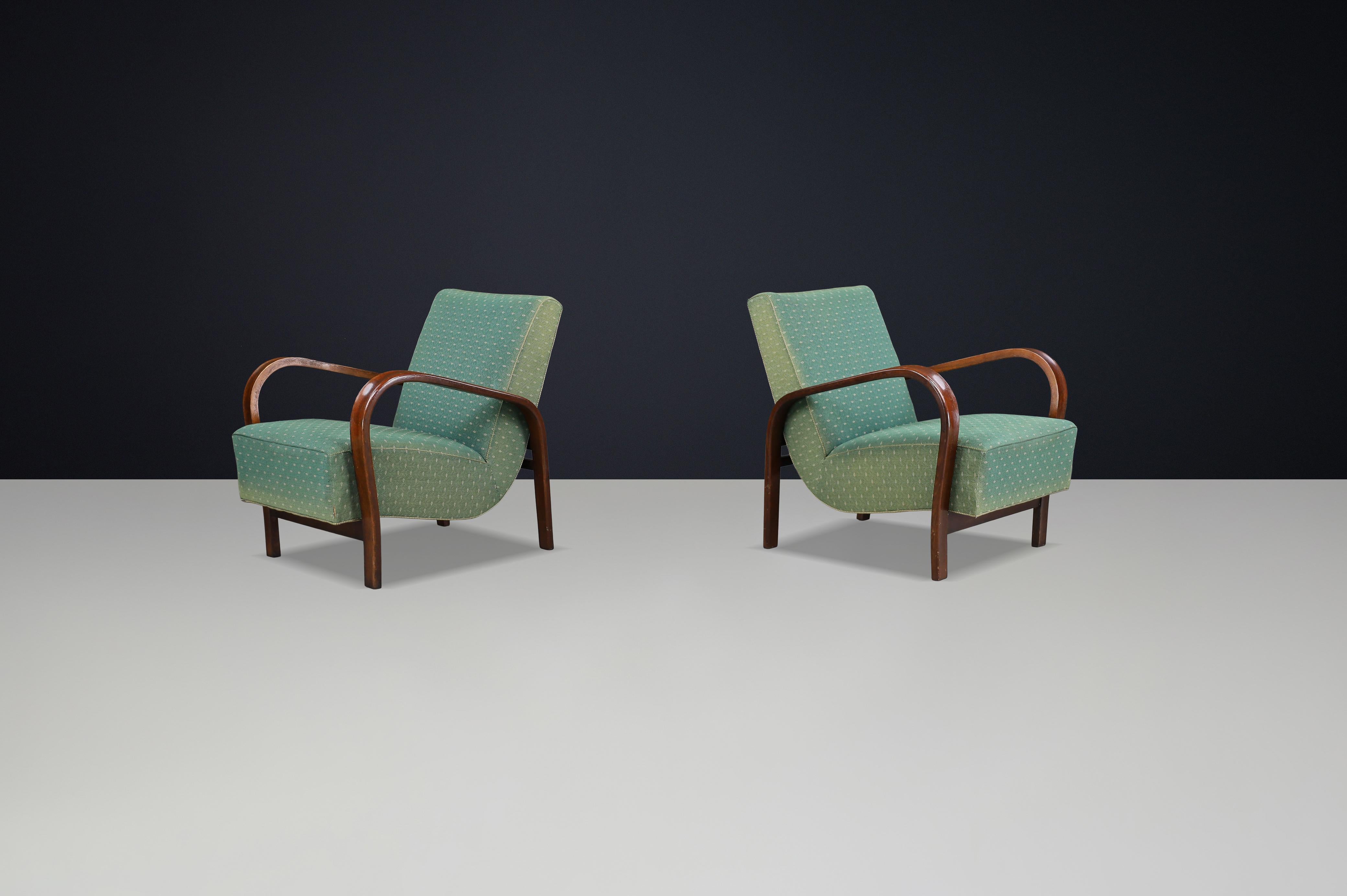 Sillones escultóricos de madera curvada de los años 40 Koželka & Kropáček con tapicería original. Checo en venta