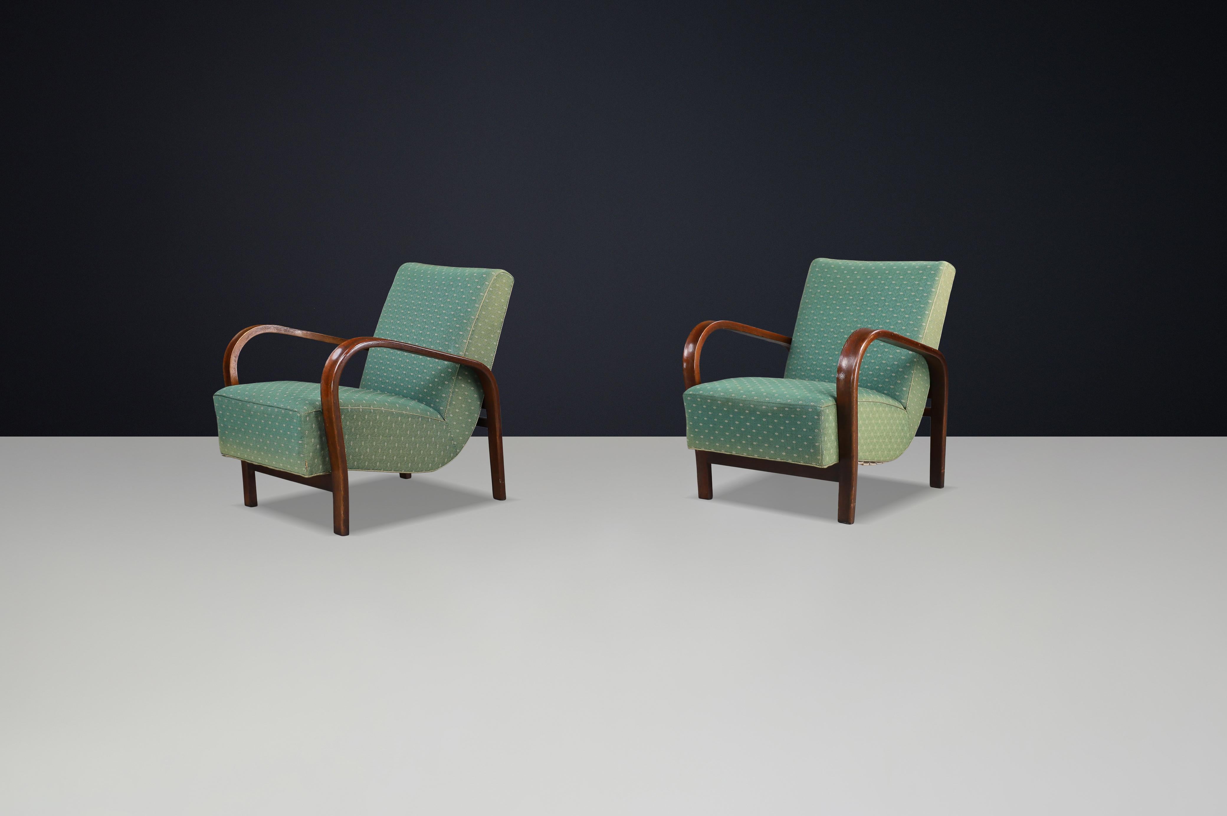 Sillones escultóricos de madera curvada de los años 40 Koželka & Kropáček con tapicería original. en Bueno estado para la venta en Almelo, NL