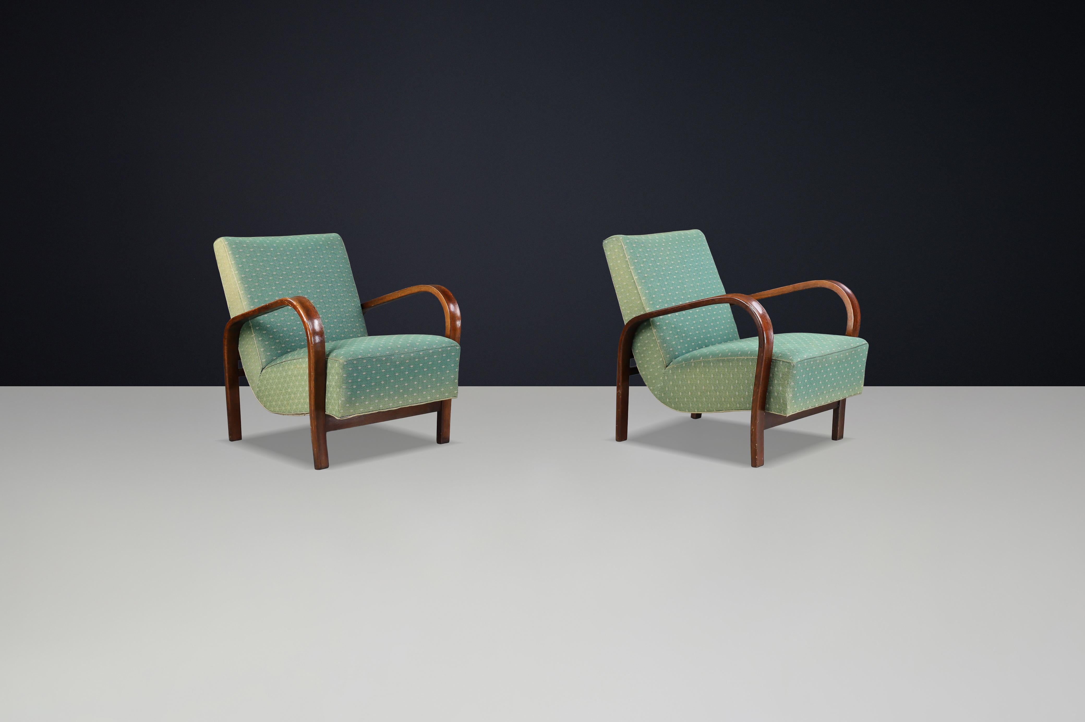 Sillones escultóricos de madera curvada de los años 40 Koželka & Kropáček con tapicería original. Tapicería en venta
