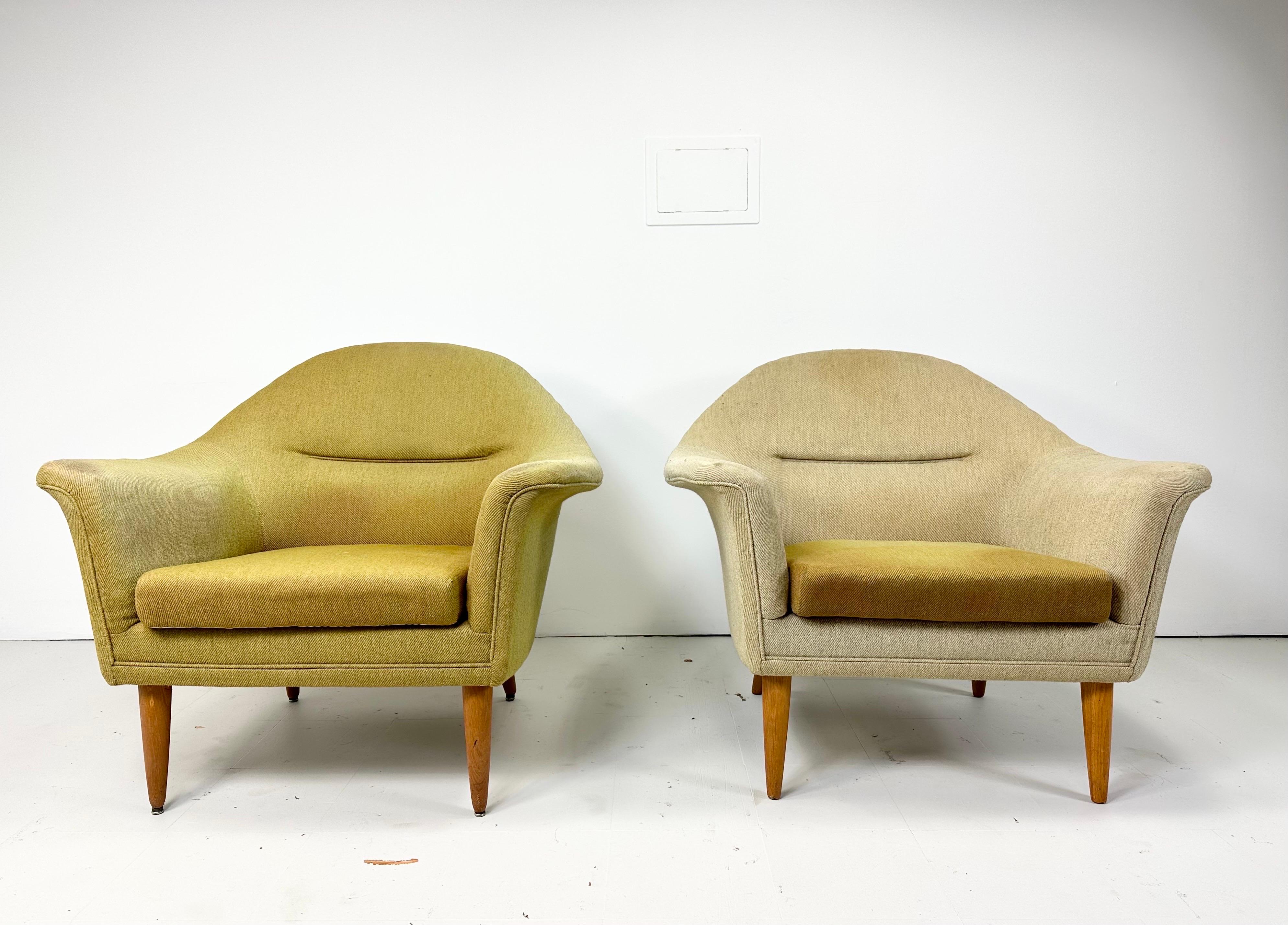 Paire de chaises longues des années 1950 par Brondera Andersson. La forme sculpturale et organique de cette chaise rembourrée unique. Pieds en bois de hêtre. La Suède.