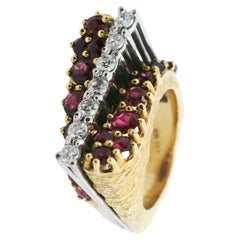 Anillo escultural 1960 de oro de 18 quilates con diamantes y rubíes
