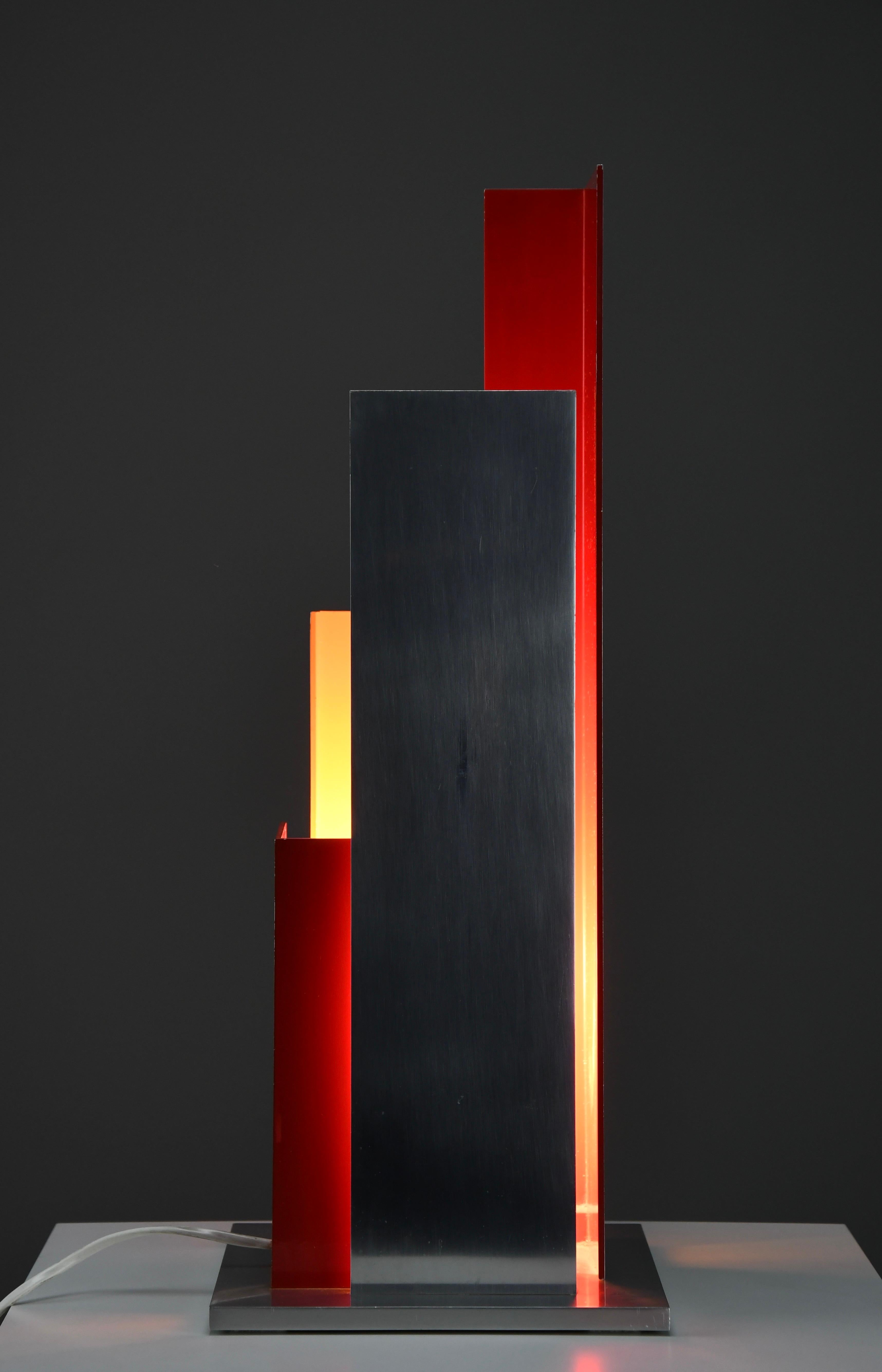 Lampe de table sculpturale en aluminium des années 1960-70 - Un chef-d'œuvre du design italien en vente 7