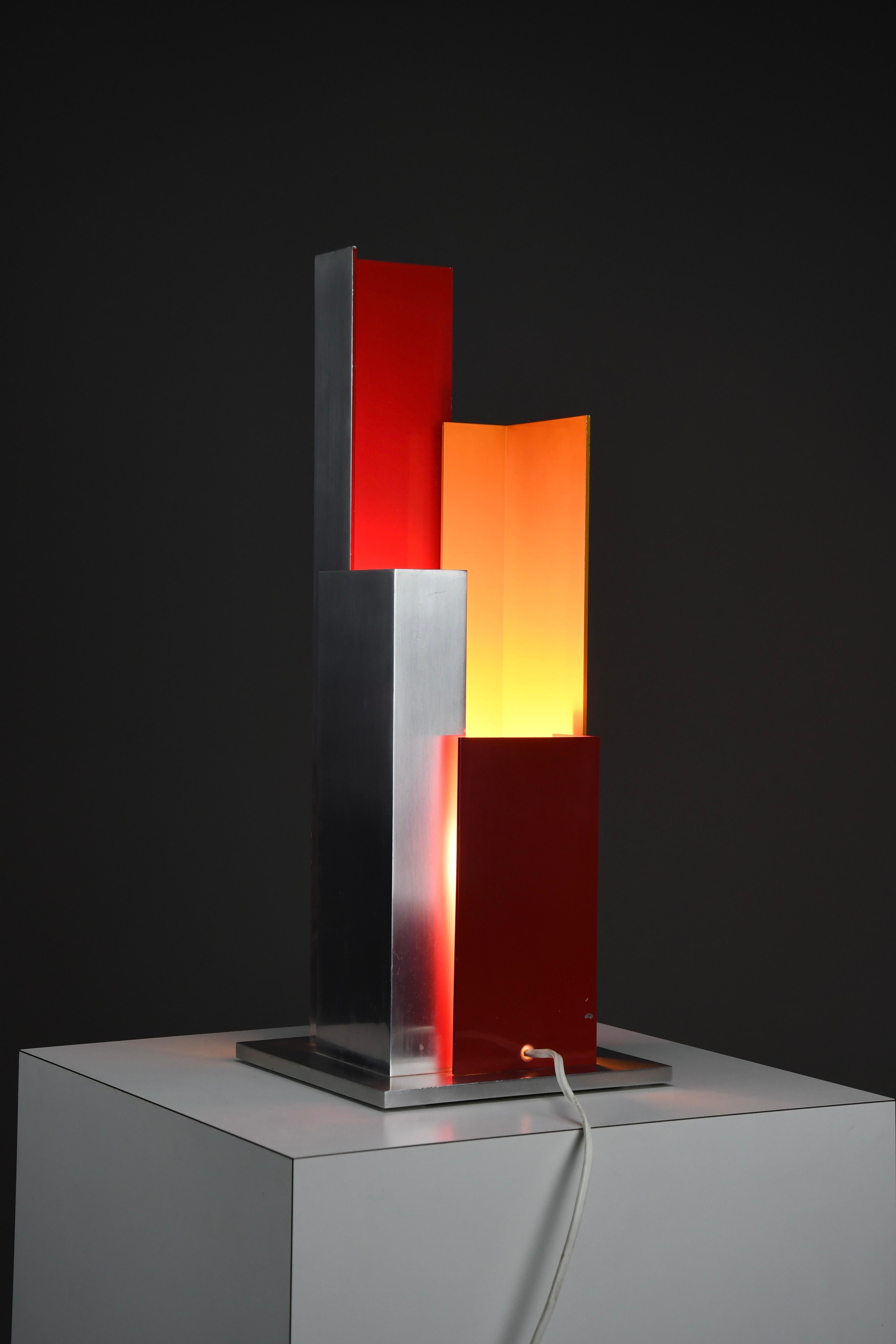 Lampe de table sculpturale en aluminium des années 1960-70 - Un chef-d'œuvre du design italien en vente 10