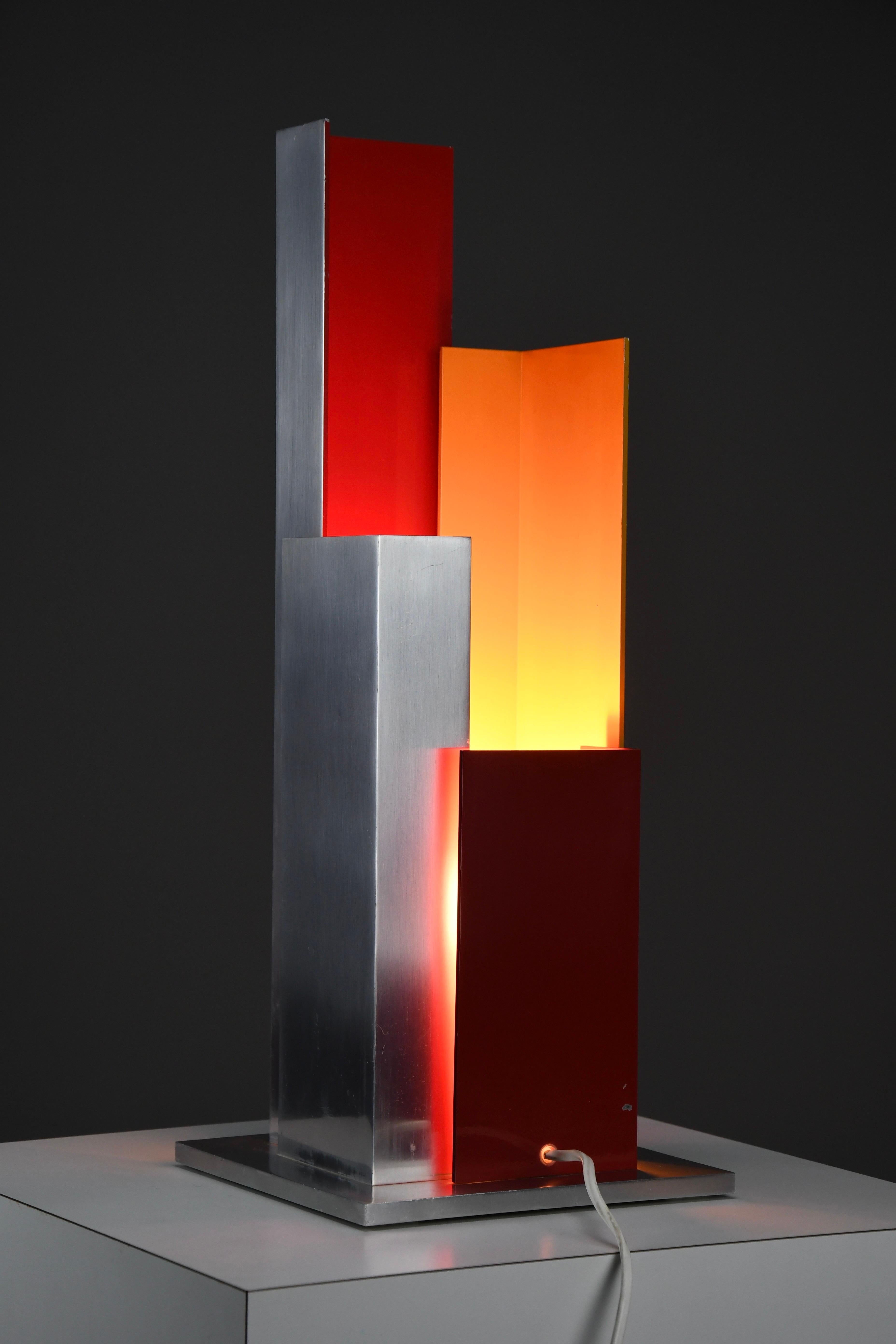 Lampe de table sculpturale en aluminium des années 1960-70 - Un chef-d'œuvre du design italien en vente 11