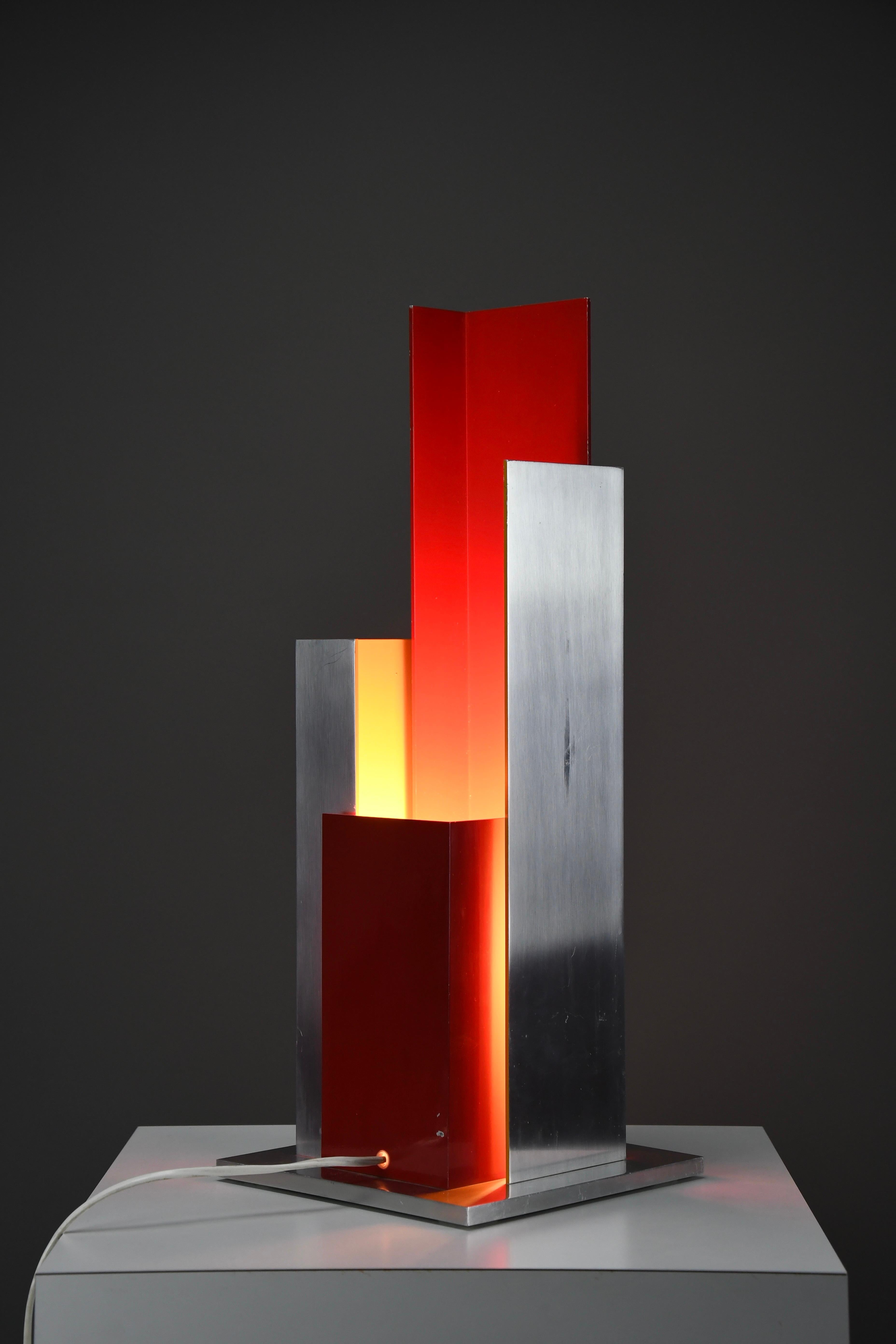 Lampe de table sculpturale en aluminium des années 1960-70 - Un chef-d'œuvre du design italien Bon état - En vente à Weesp, NL
