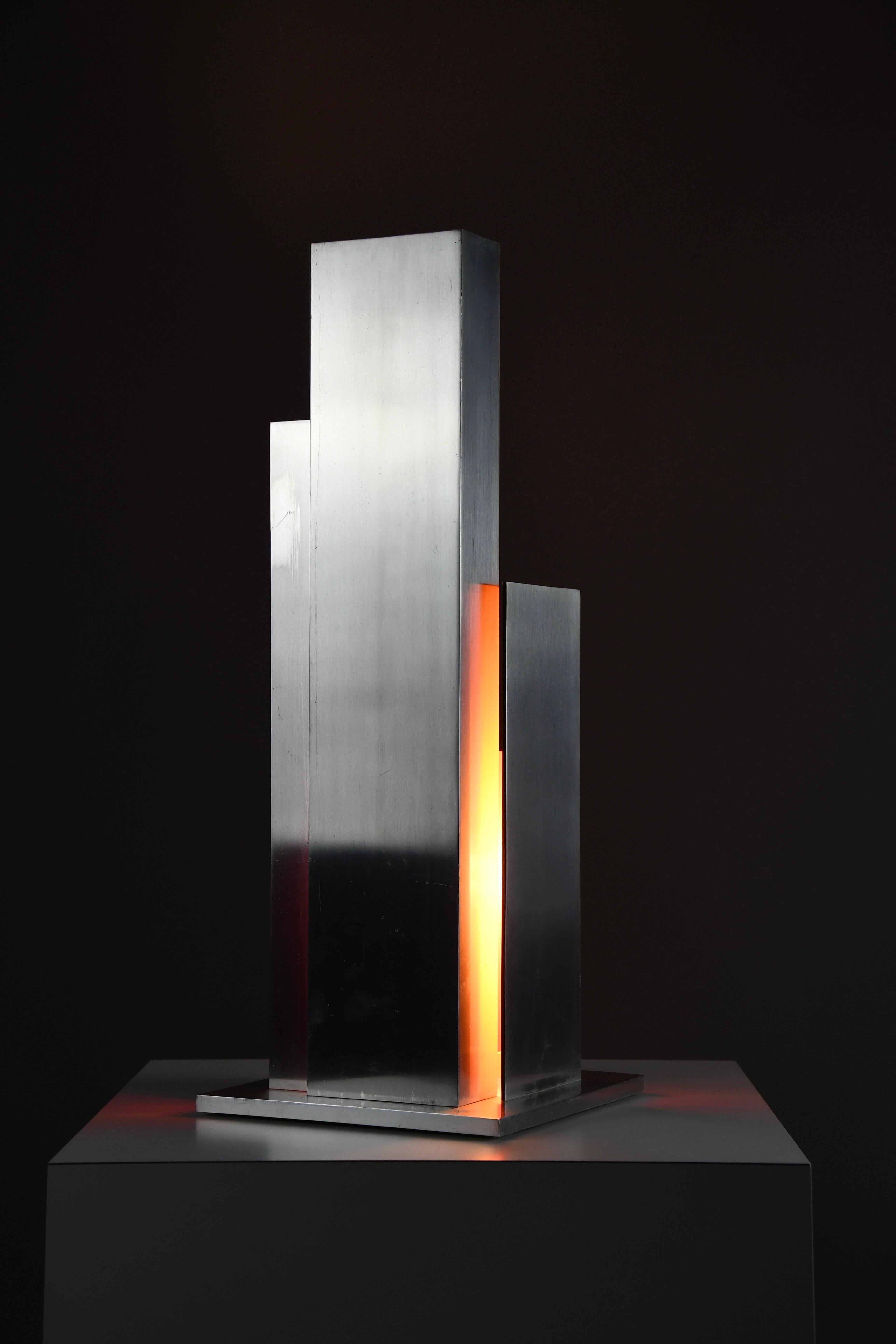 Milieu du XXe siècle Lampe de table sculpturale en aluminium des années 1960-70 - Un chef-d'œuvre du design italien en vente