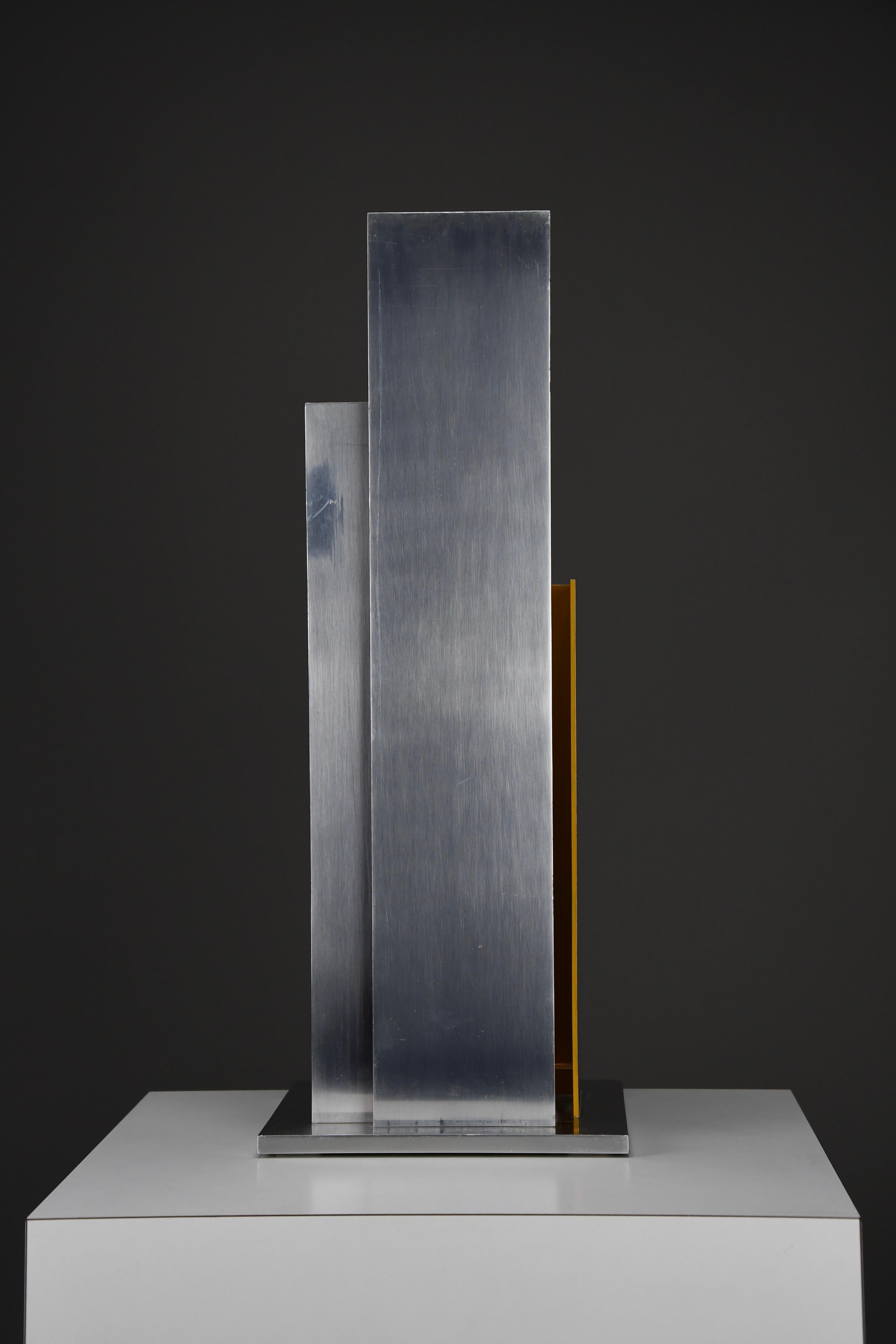 Aluminium Lampe de table sculpturale en aluminium des années 1960-70 - Un chef-d'œuvre du design italien en vente