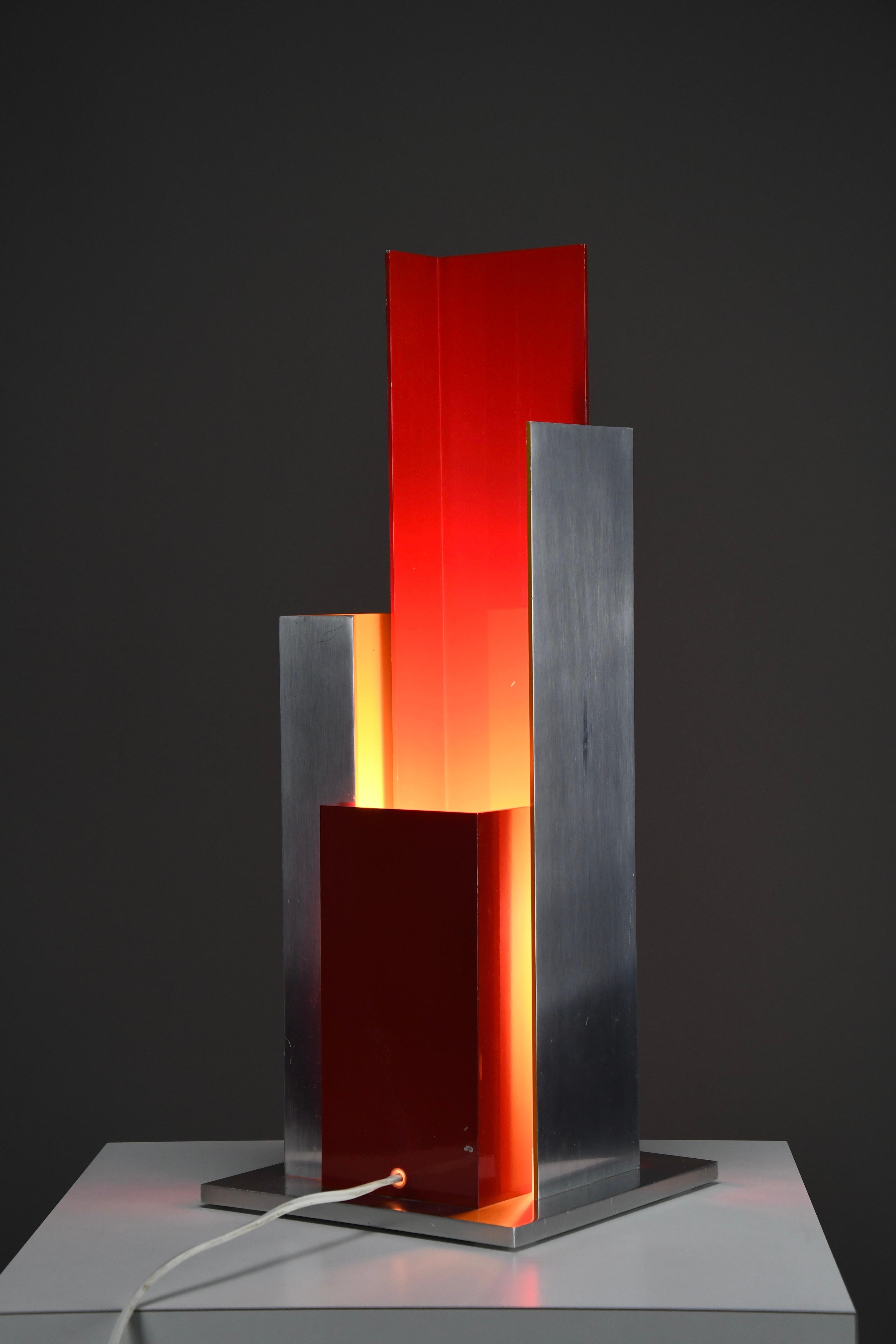Lampe de table sculpturale en aluminium des années 1960-70 - Un chef-d'œuvre du design italien en vente 1