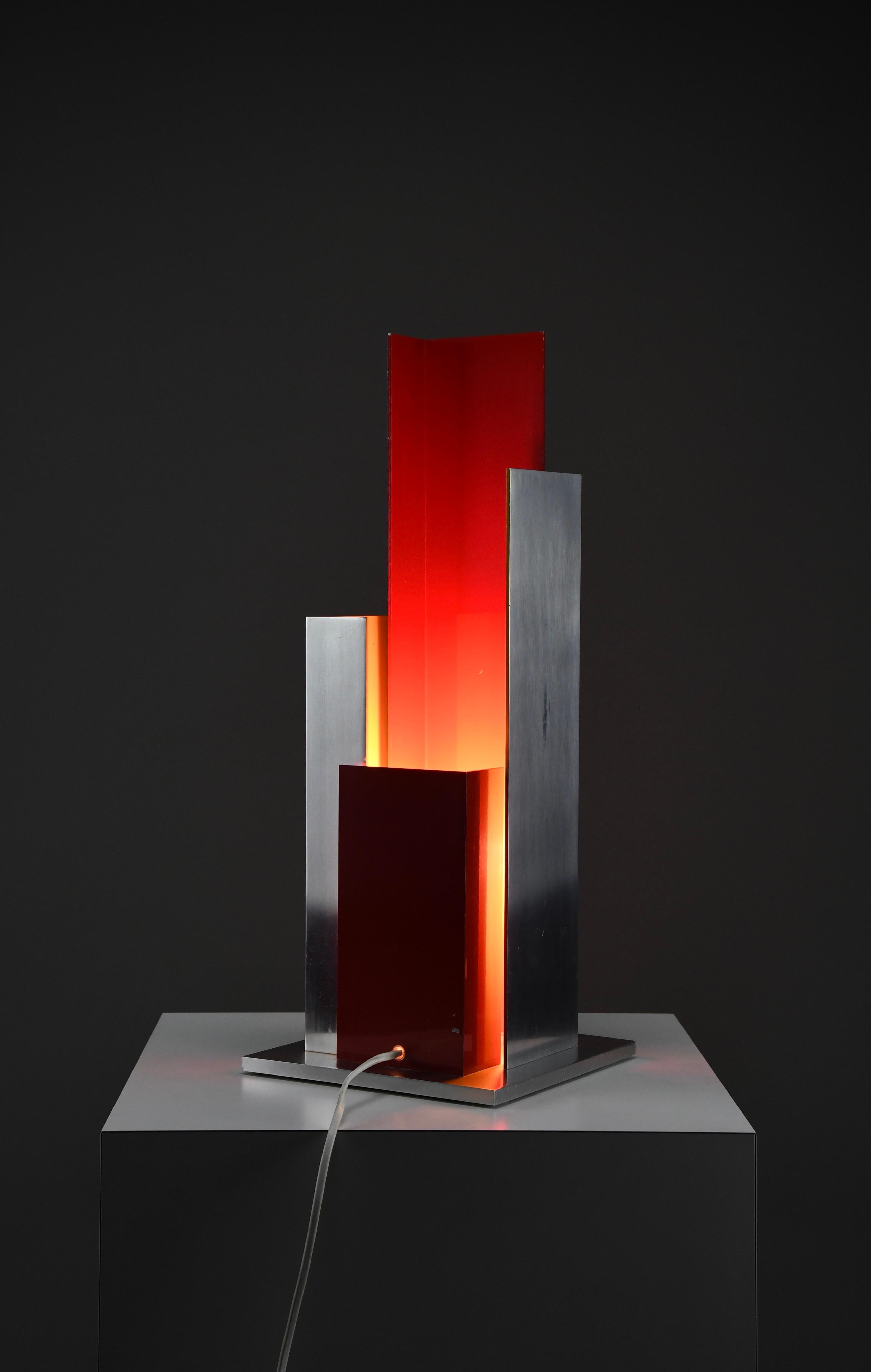 Lampe de table sculpturale en aluminium des années 1960-70 - Un chef-d'œuvre du design italien en vente 2