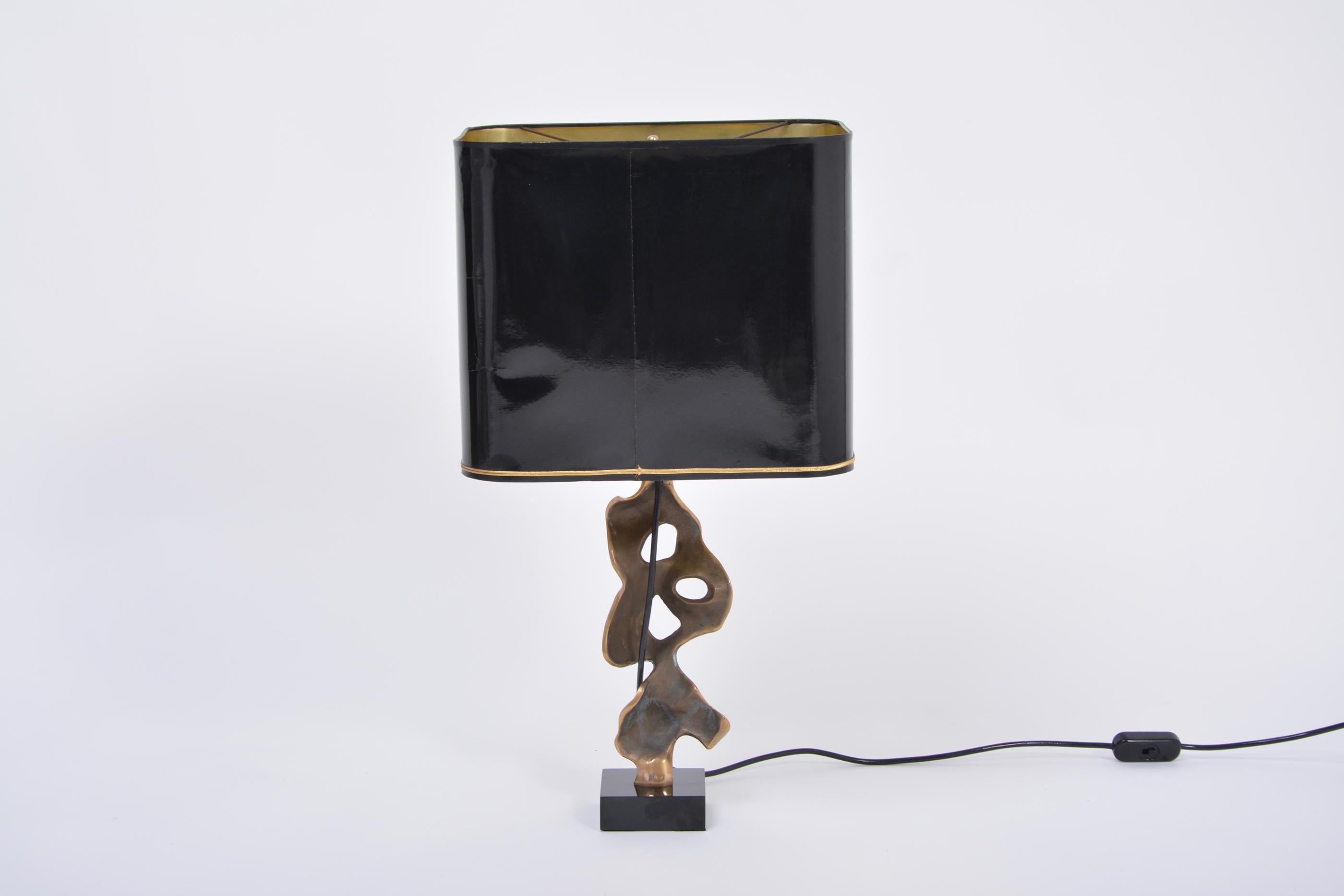 Français Lampe de table sculpturale française en bronze des années 1970 par Michel Jaubert  en vente