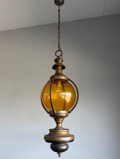 Skulpturale 1970er Hollywood Regency Bernstein Kunstglas Laterne Anhänger, Messing, Holz