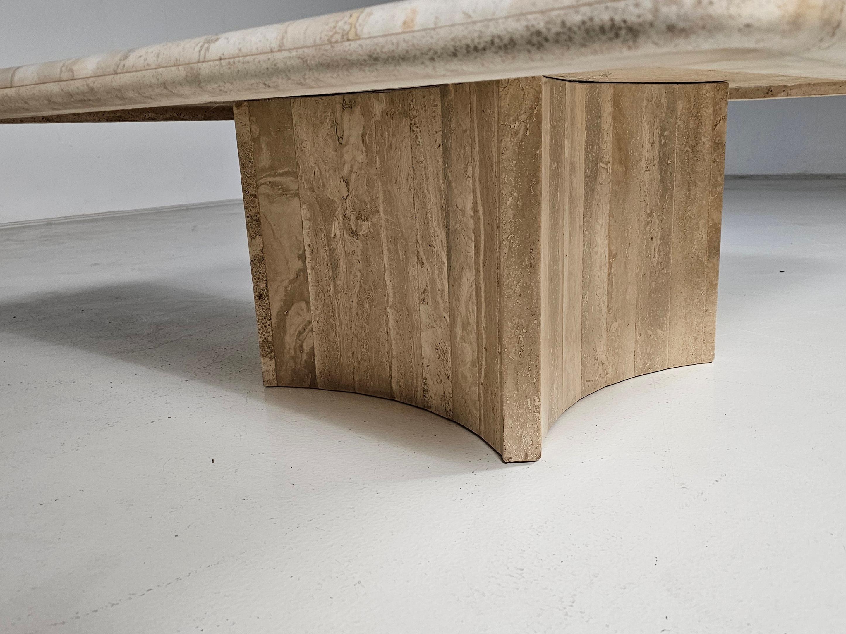 Européen Table basse sculpturale en travertin italien des années 1970 en vente