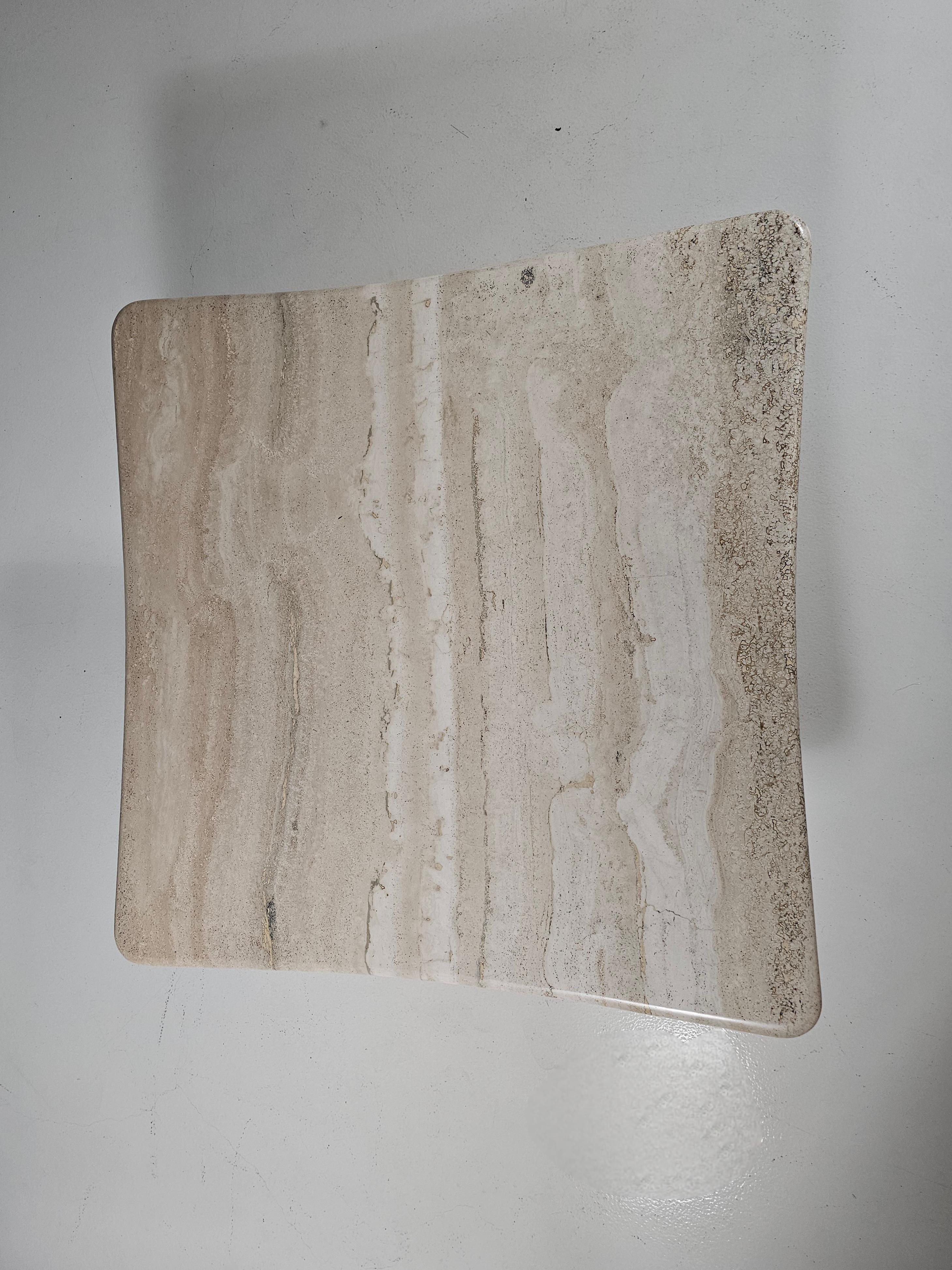 Table basse sculpturale en travertin italien des années 1970 Bon état - En vente à amstelveen, NL