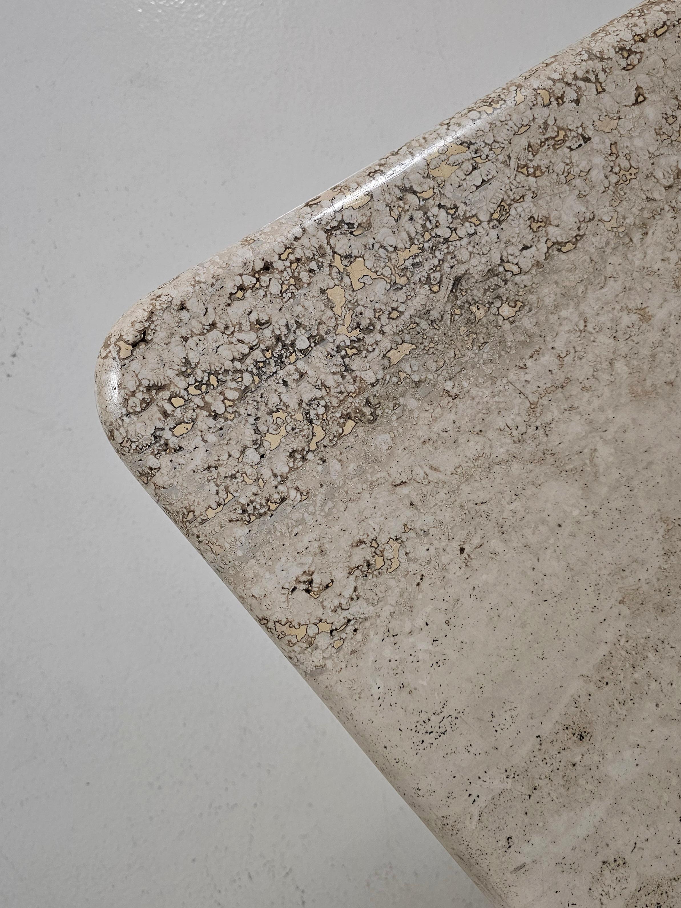 Travertin Table basse sculpturale en travertin italien des années 1970 en vente