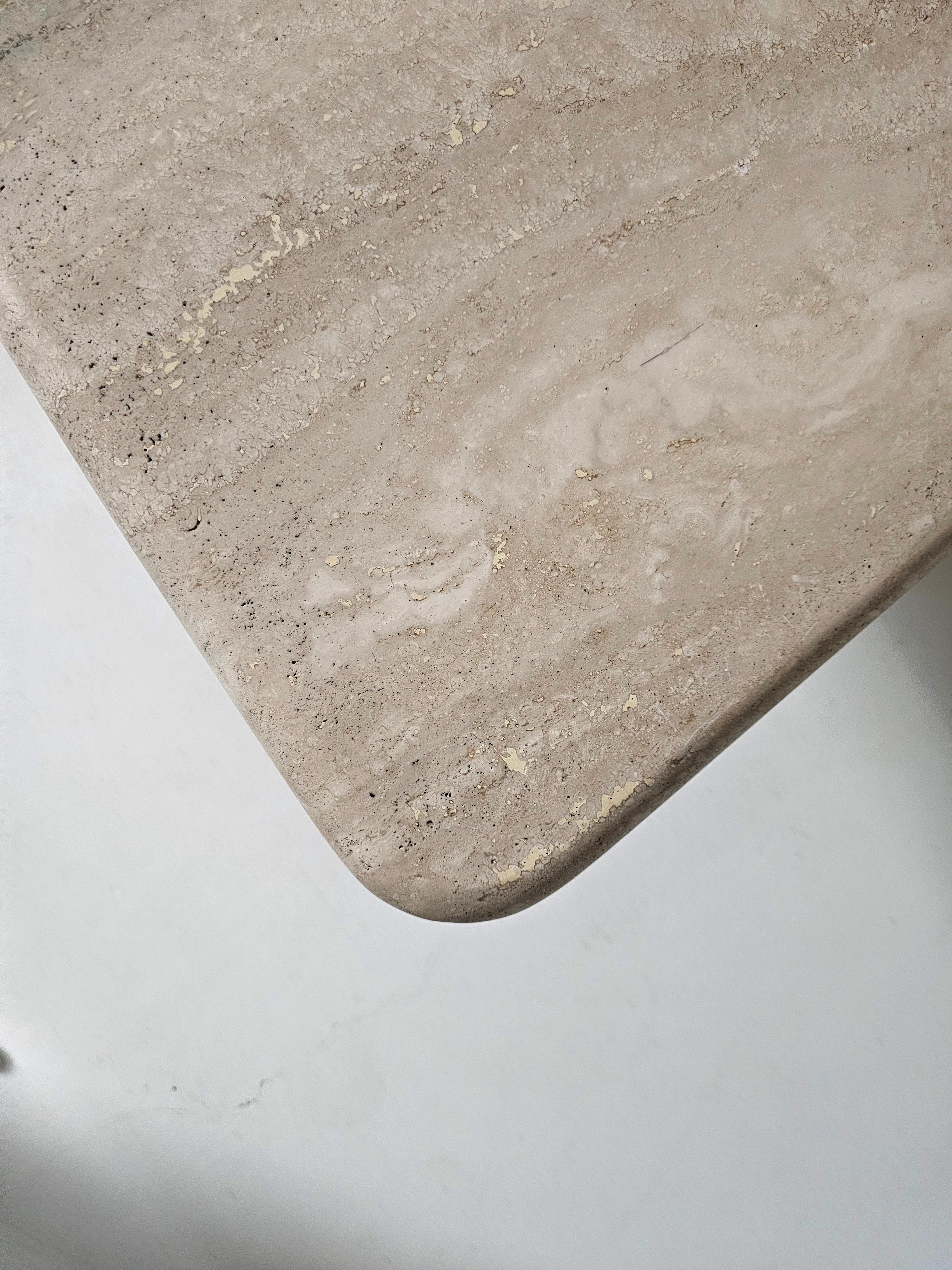 Table basse sculpturale en travertin italien des années 1970 en vente 1