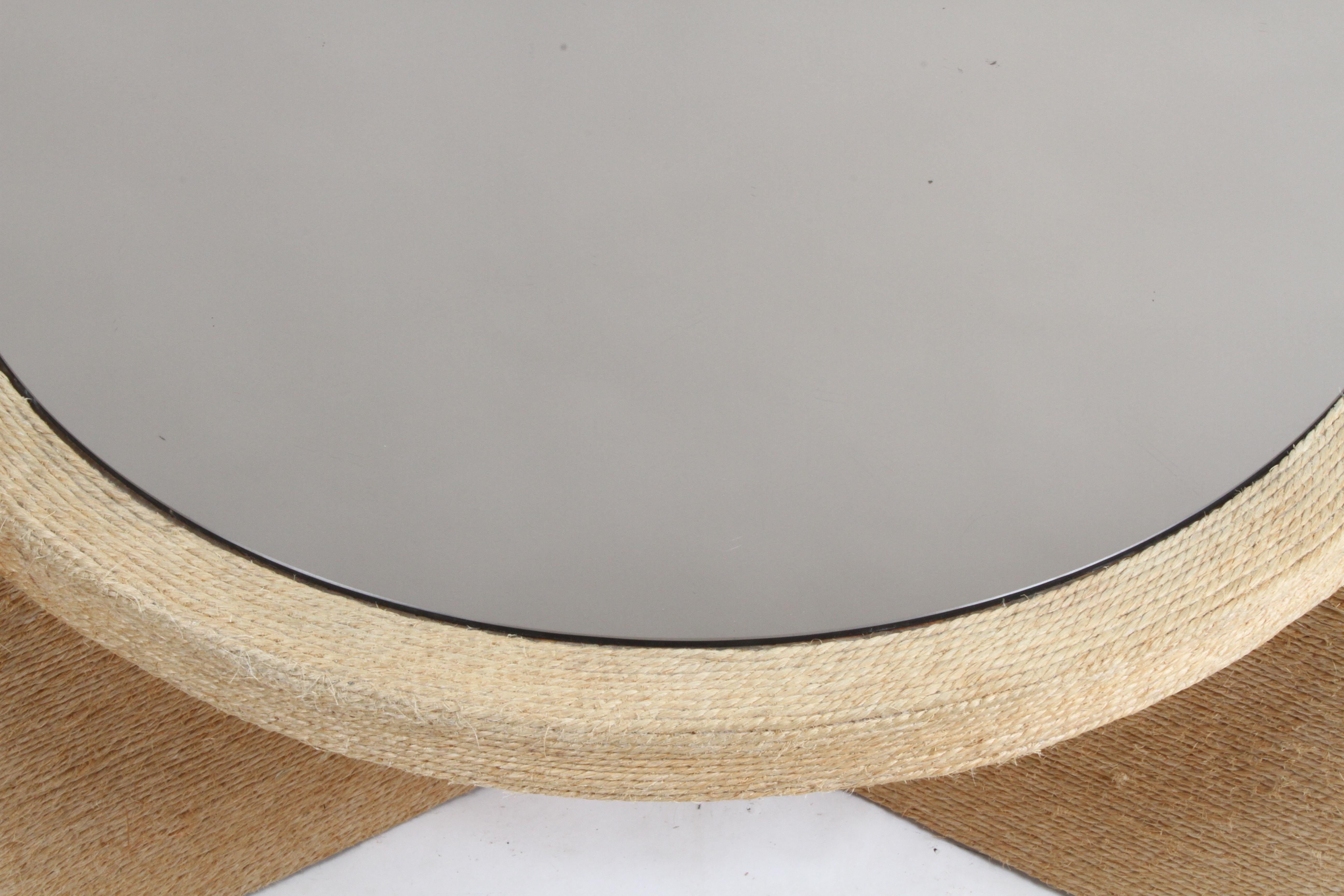 Table basse ronde sculpturale en corde de jute enveloppée des années 1970 avec plateau en bronze miroir en vente 1