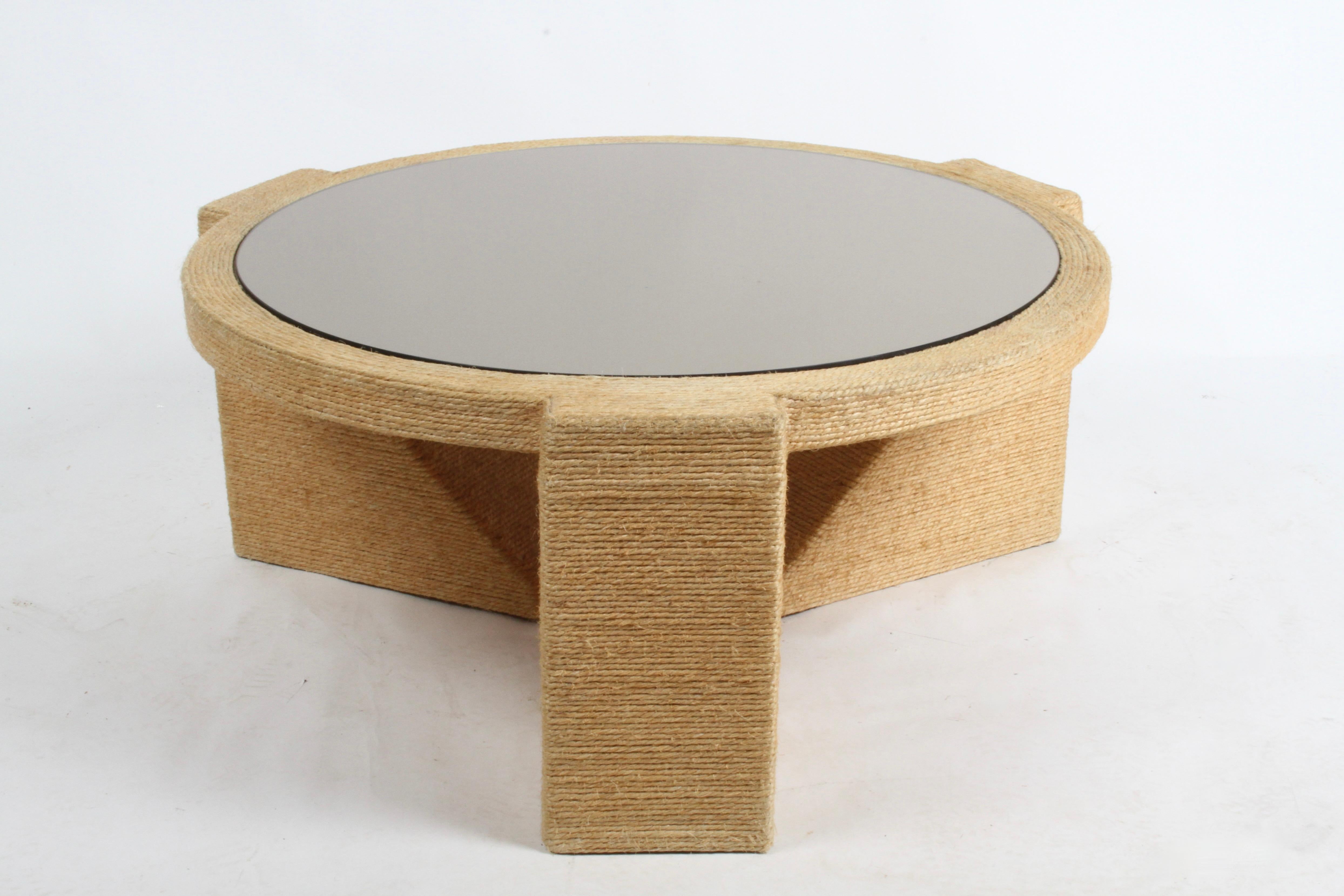 Table basse ronde sculpturale en corde de jute enveloppée des années 1970 avec plateau en bronze miroir en vente 2