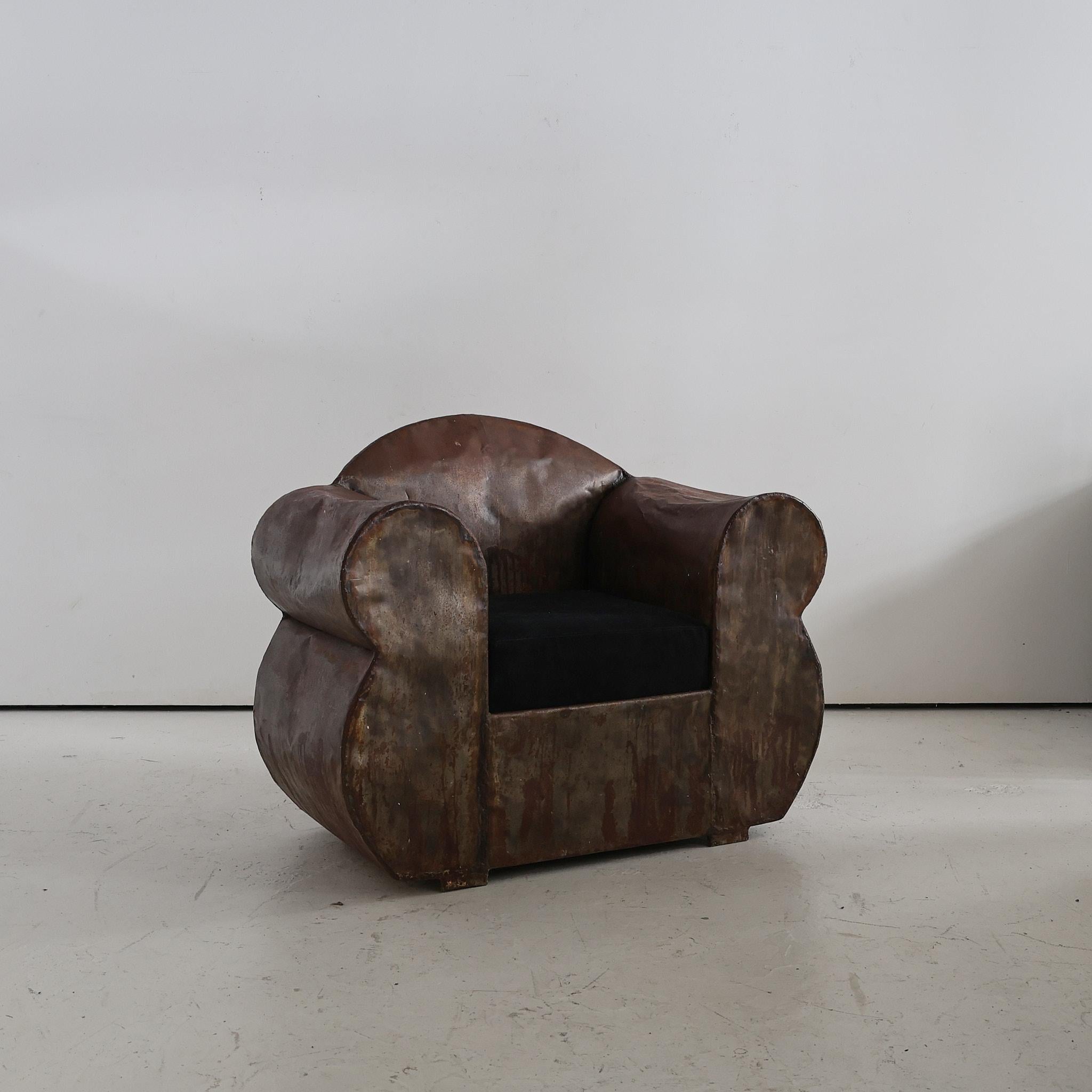 Sculptural 1970s Oversized Metal Club Chair In Good Condition For Sale In London, GB
