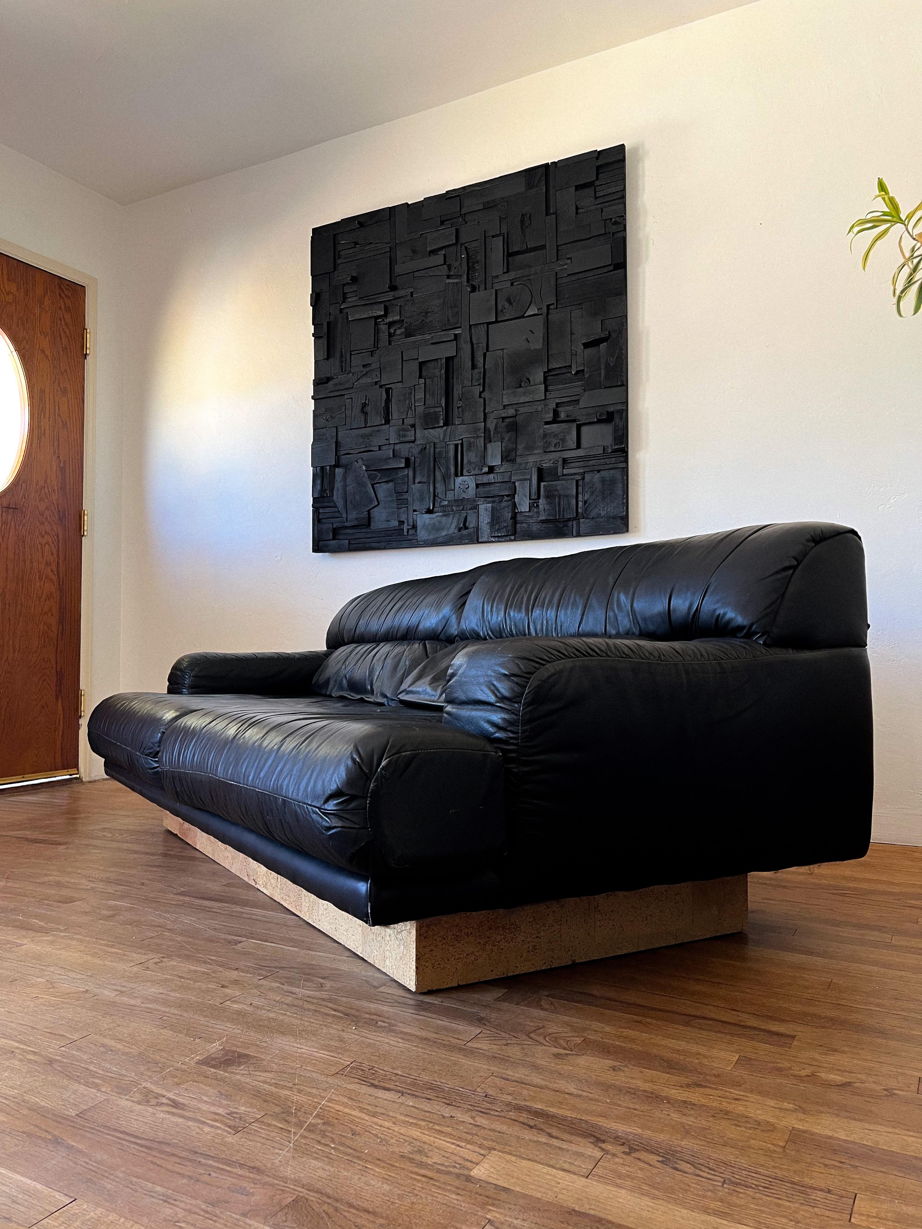 Postmoderne Canapé sculptural en cuir noir des années 1980 sur socle en liège, style De Sede en vente