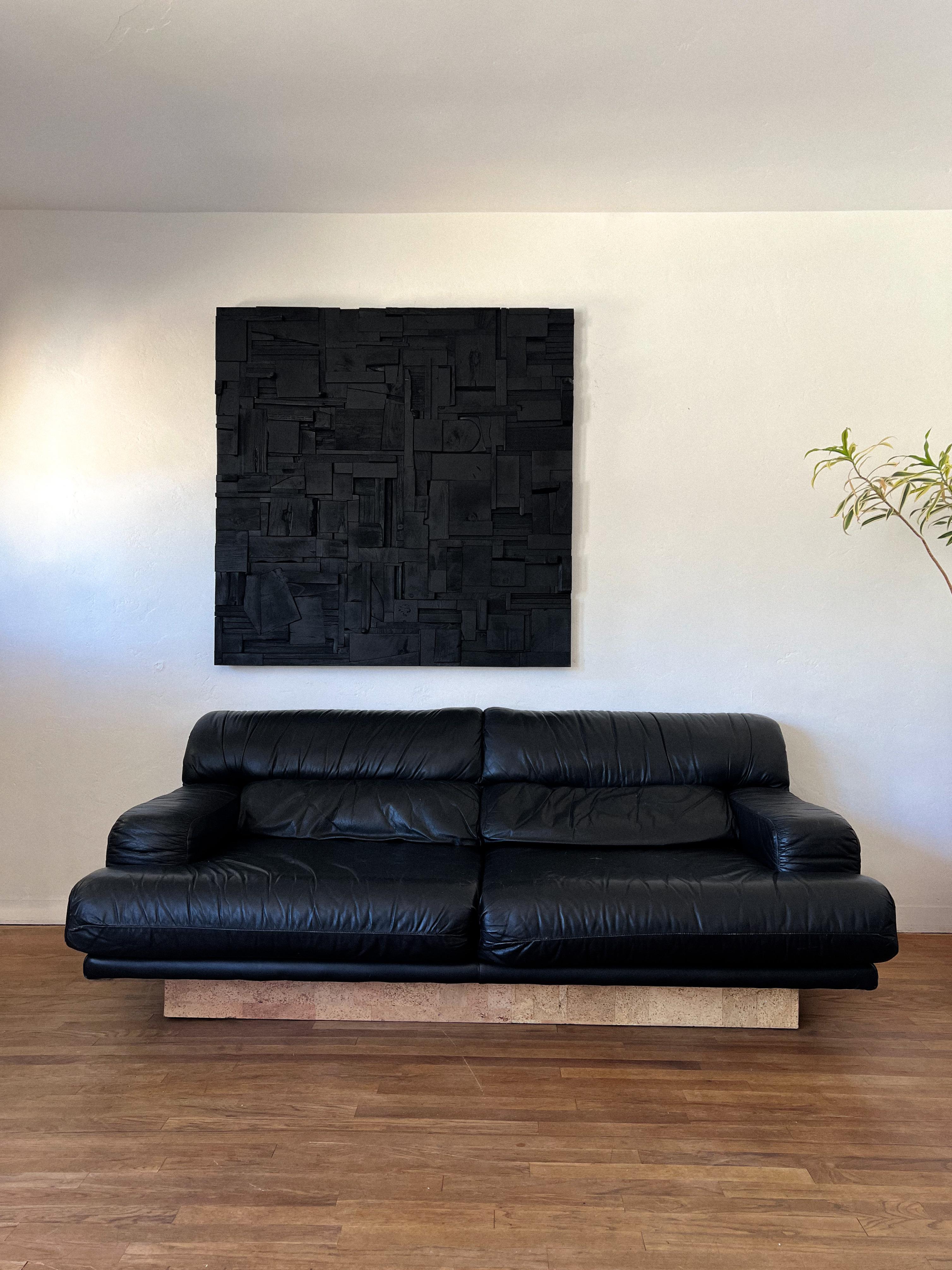 Canapé sculptural en cuir noir des années 1980 sur socle en liège, style De Sede Bon état - En vente à La Mesa, CA