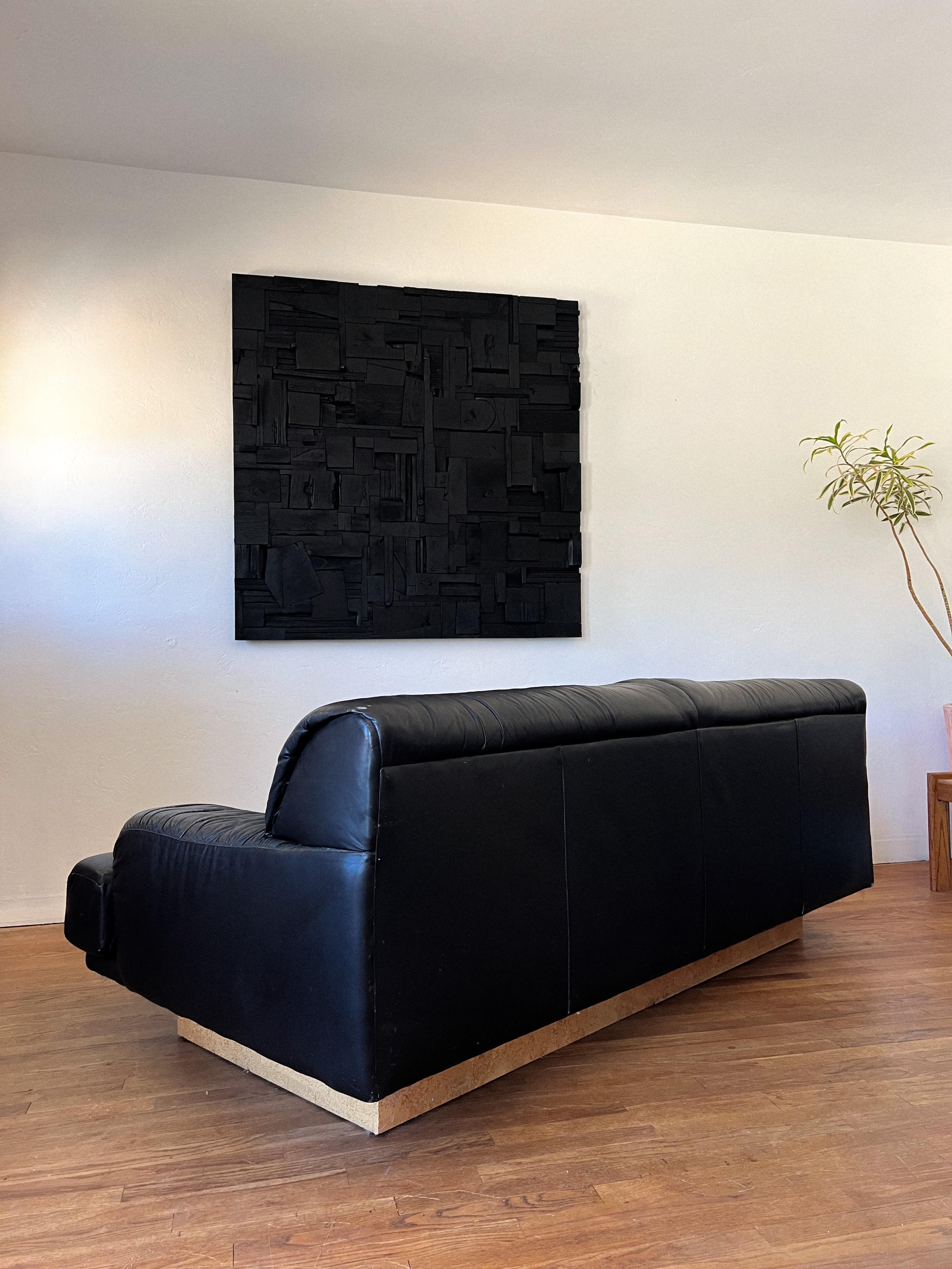 Canapé sculptural en cuir noir des années 1980 sur socle en liège, style De Sede en vente 2