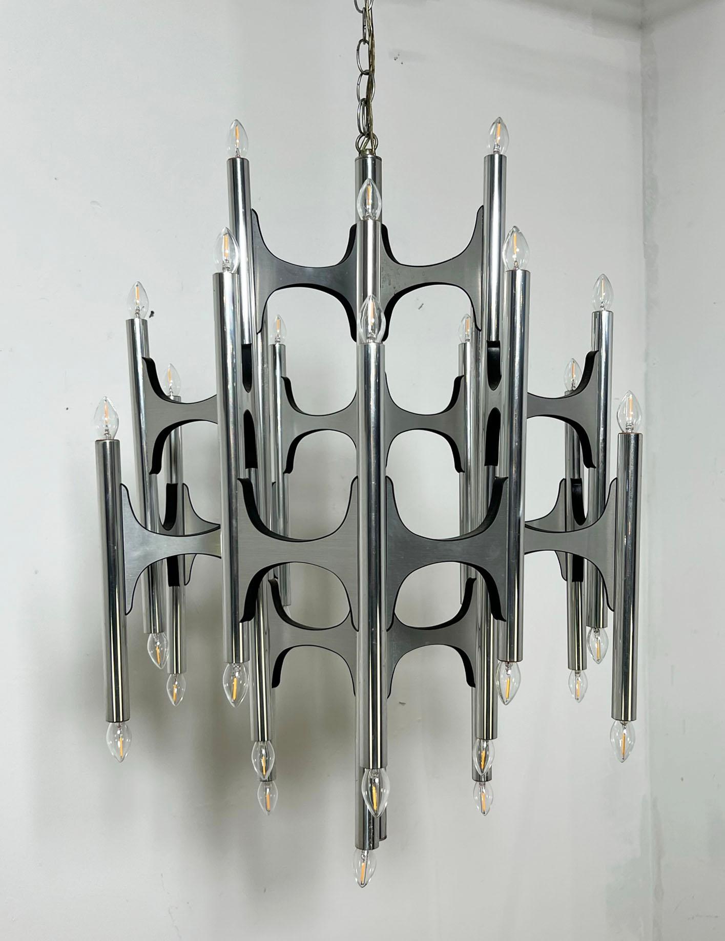 Large modernist thirty-six bulb chandelier by Gaetano Sciolari for Lightolier, ca. early 1970s. A classic architectural design that offers both upward and downward facing light, creating an enormous focal presence. Includes original ceiling plate