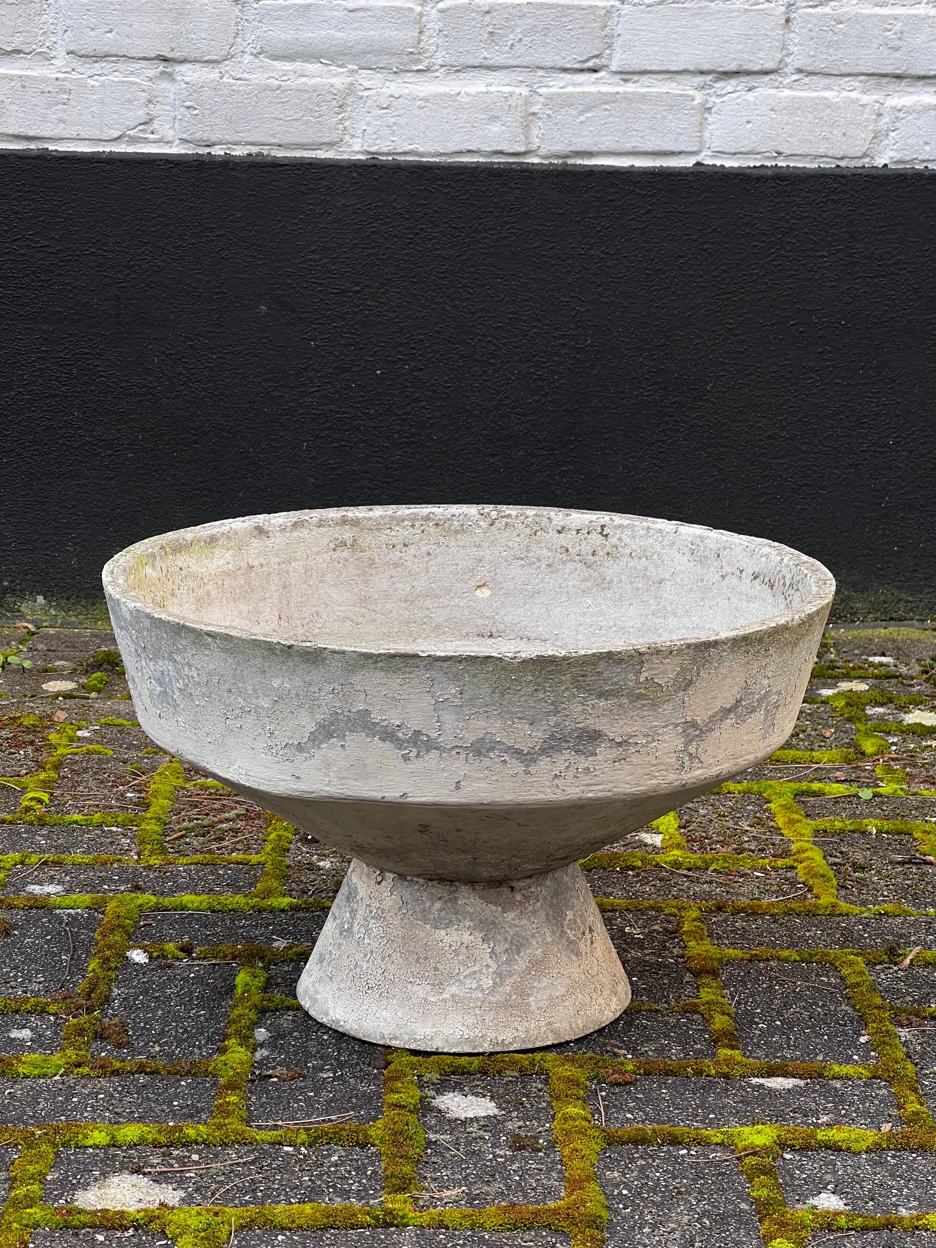 This is a planter like a sculpture! made out of fiber concrete in the 1950's in Switzerland. It is the third size from that series. We have other models and measurements. 

_____________________________________________________
Willy Guhl, né le 6