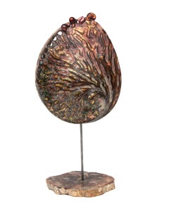 Escultura de concha de abulón con perlas barrocas sobre ágata pulida