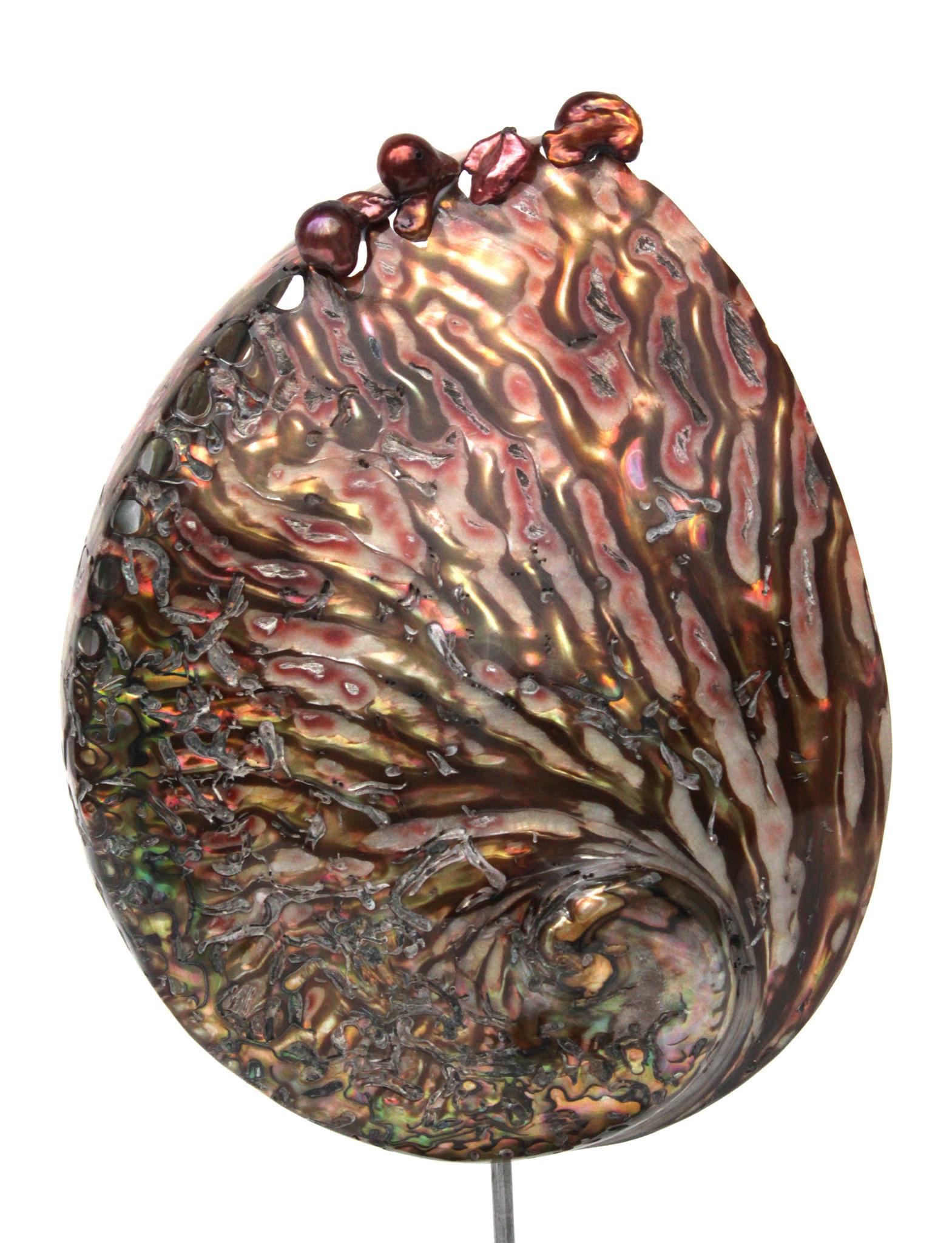 Moderne Coquille d'ormeau sculpturale avec perles baroques sur agate polie en vente