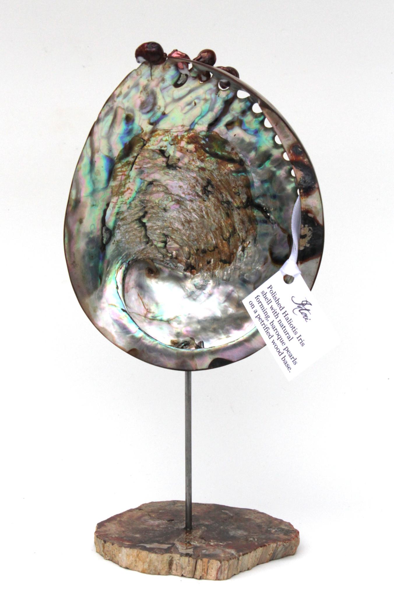 Américain Coquille d'ormeau sculpturale avec perles baroques sur agate polie en vente