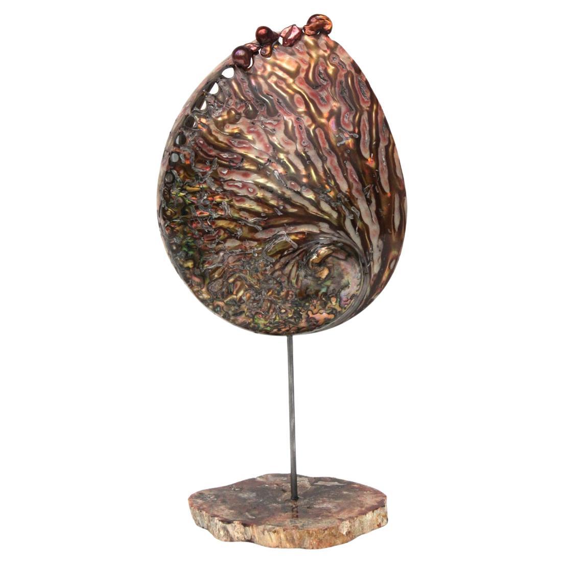 Skulpturale Abalone-Muschelschale mit Barockperlen auf poliertem Achat