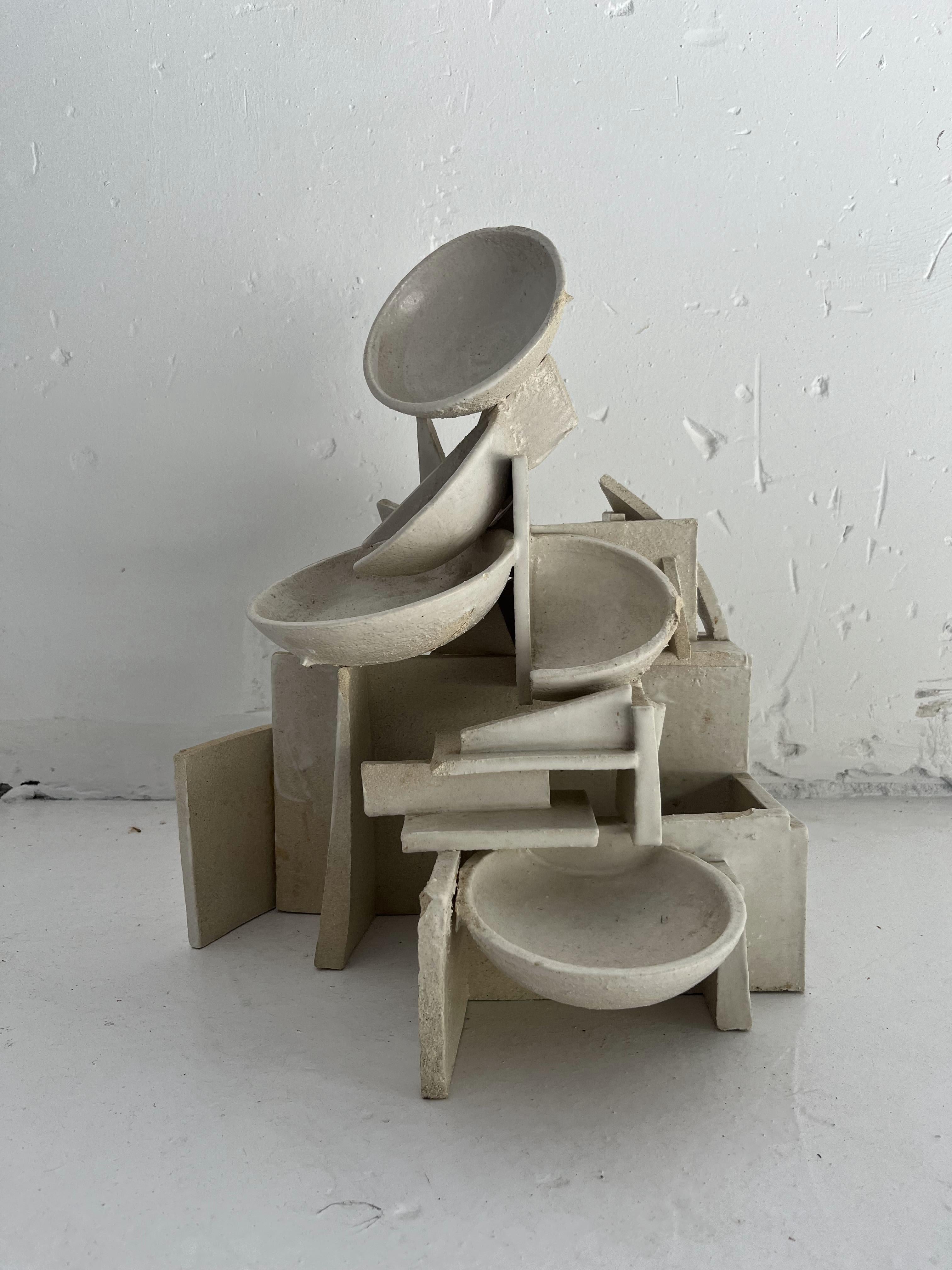 Explore the dynamism and depth of our abstract artistic ceramics, a unique work that masterfully fuses geometric pieces of straight and rectangular planes with half spheres. Each element is harmoniously integrated into a three-dimensional sculpture