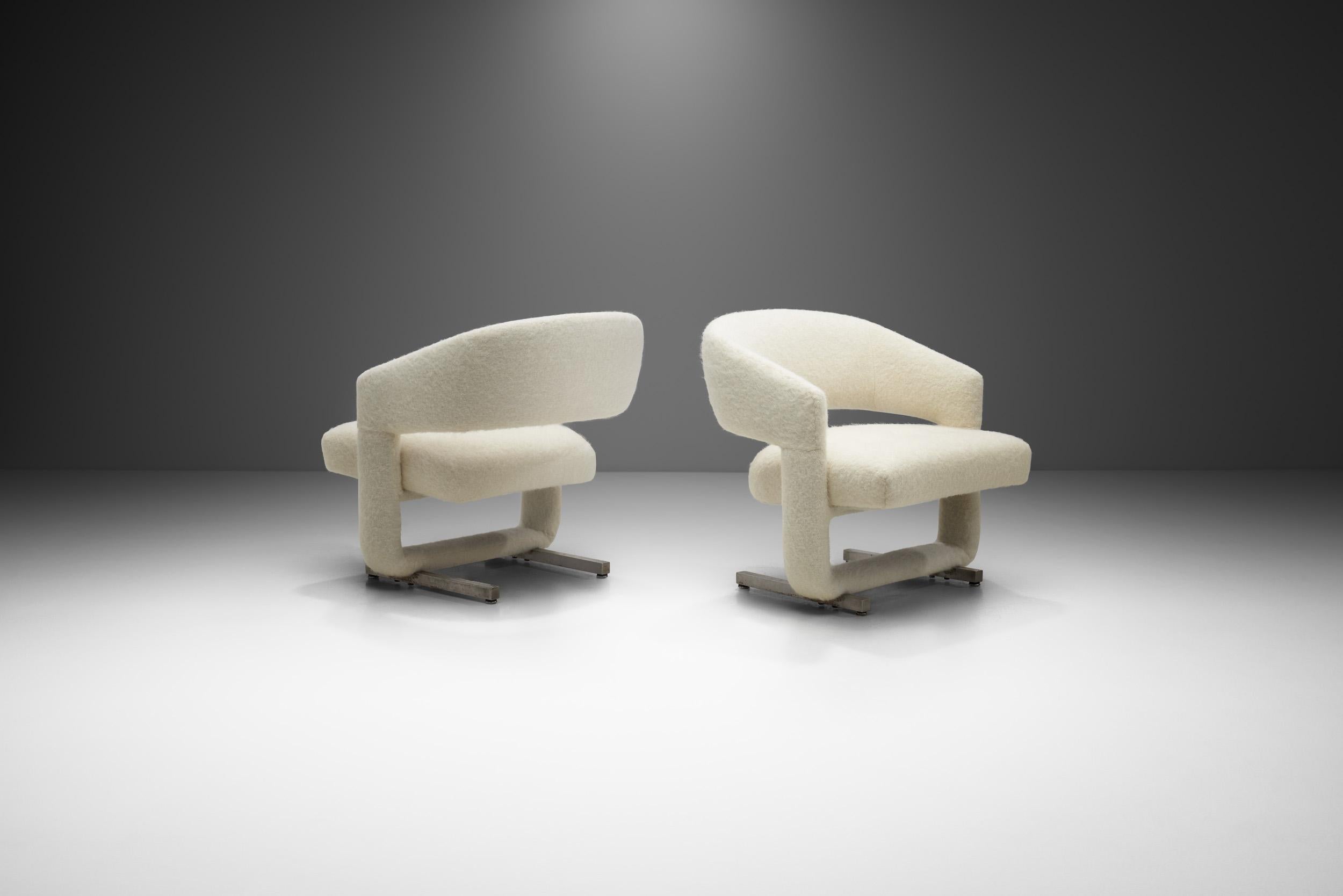Mid-Century Modern Sculptural Accent Chairs with Metal Legs, Europe, circa 1960s For Sale