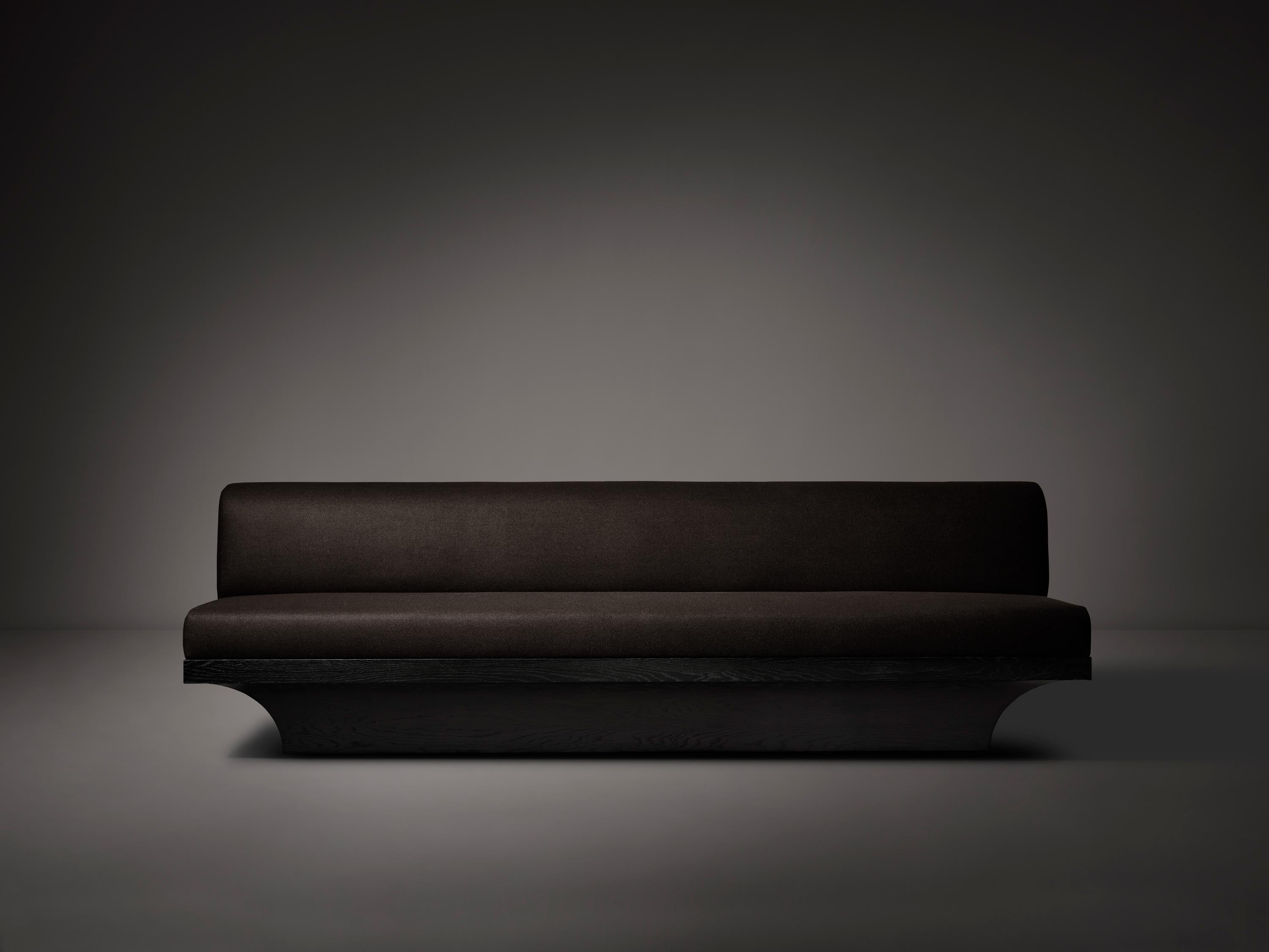 Er kombiniert die scharfen Schnitzereien des monumentalen, gewölbten Sockels mit den runden Formen der voluminösen Polsterung. 

Das Acer Sofa ist auf Komfort und Langlebigkeit ausgelegt und besteht aus den besten MATERIALEN und großzügigen