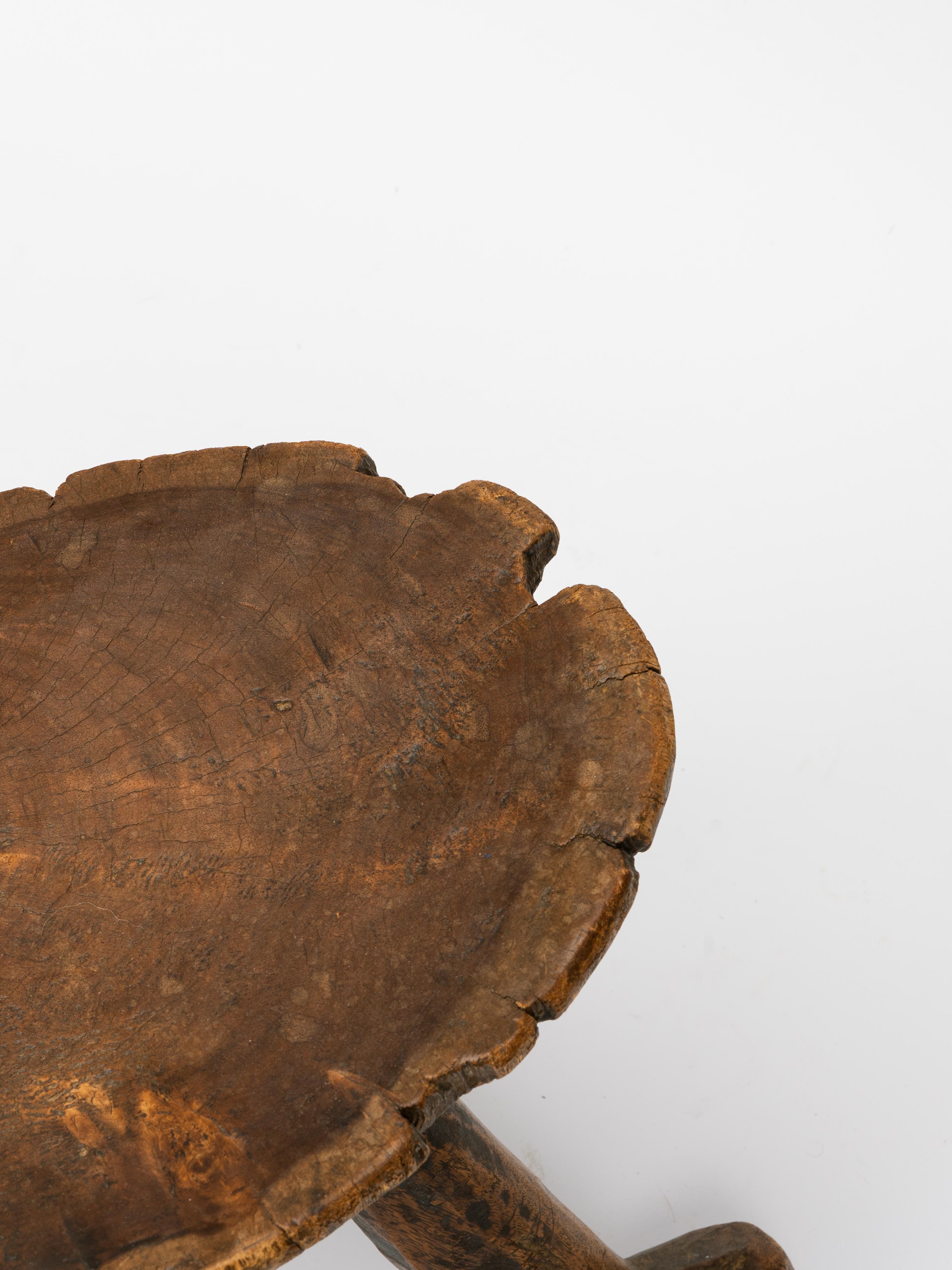 Tabouret bas africain sculpté de la tribu Lobi en vente 4