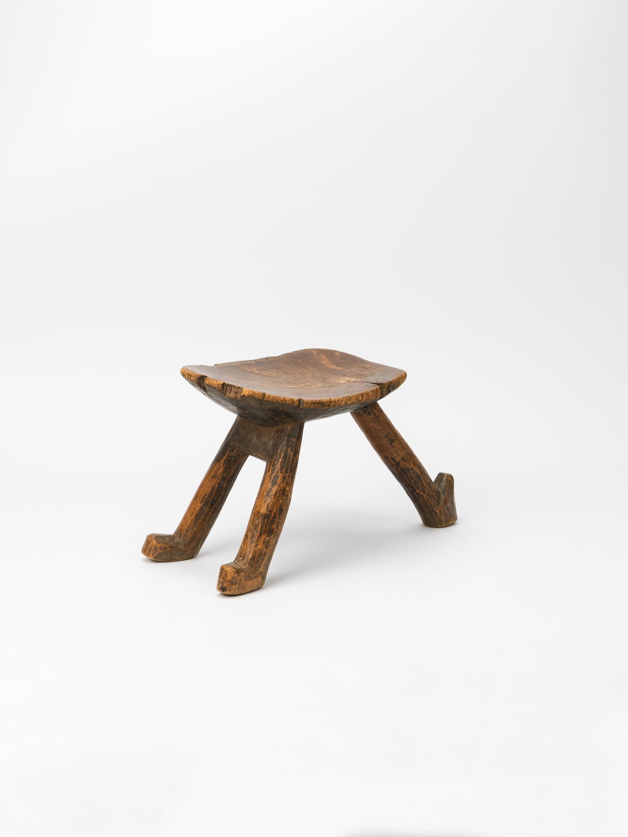Il s'agit d'un tabouret bas, fabriqué au Burkina Faso au début du 20e siècle. Il a été sculpté dans un seul morceau de bois dur africain et présente une belle patine d'usage.

Il est doté de trois pieds, un choix de conception merveilleusement