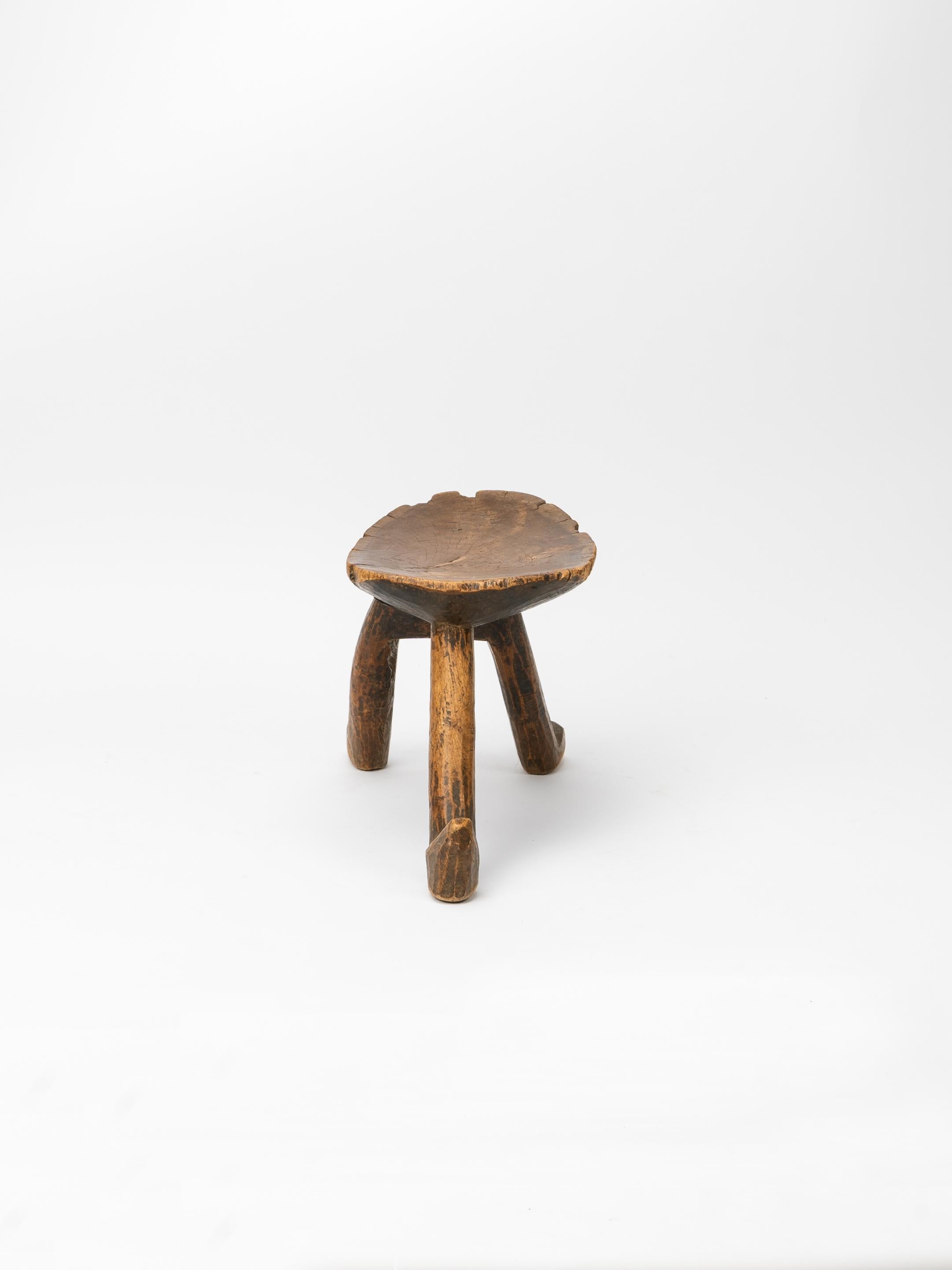 Artisanat Tabouret bas africain sculpté de la tribu Lobi en vente