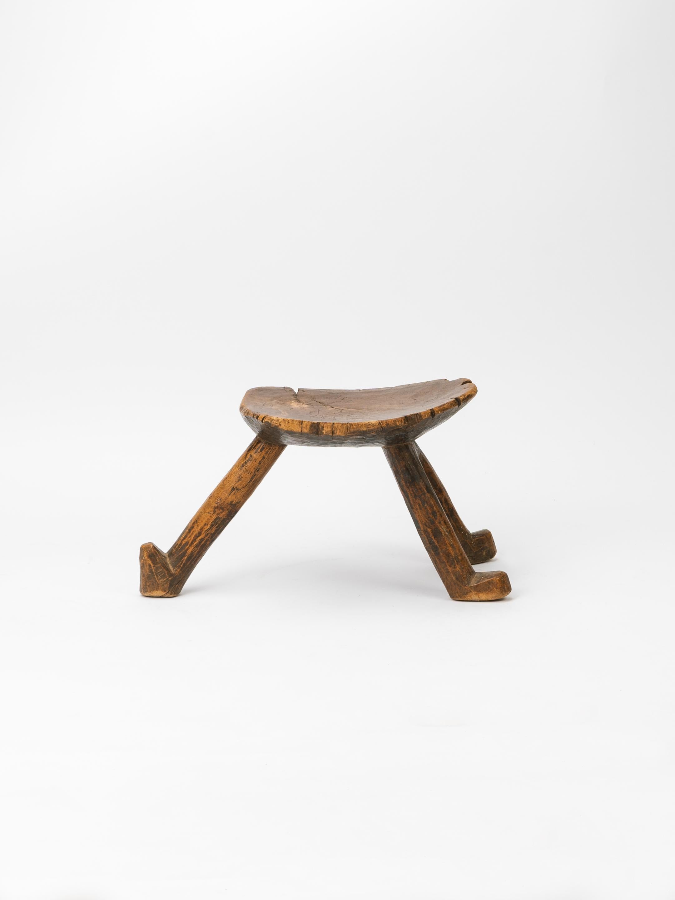 Burkinabé Tabouret bas africain sculpté de la tribu Lobi en vente
