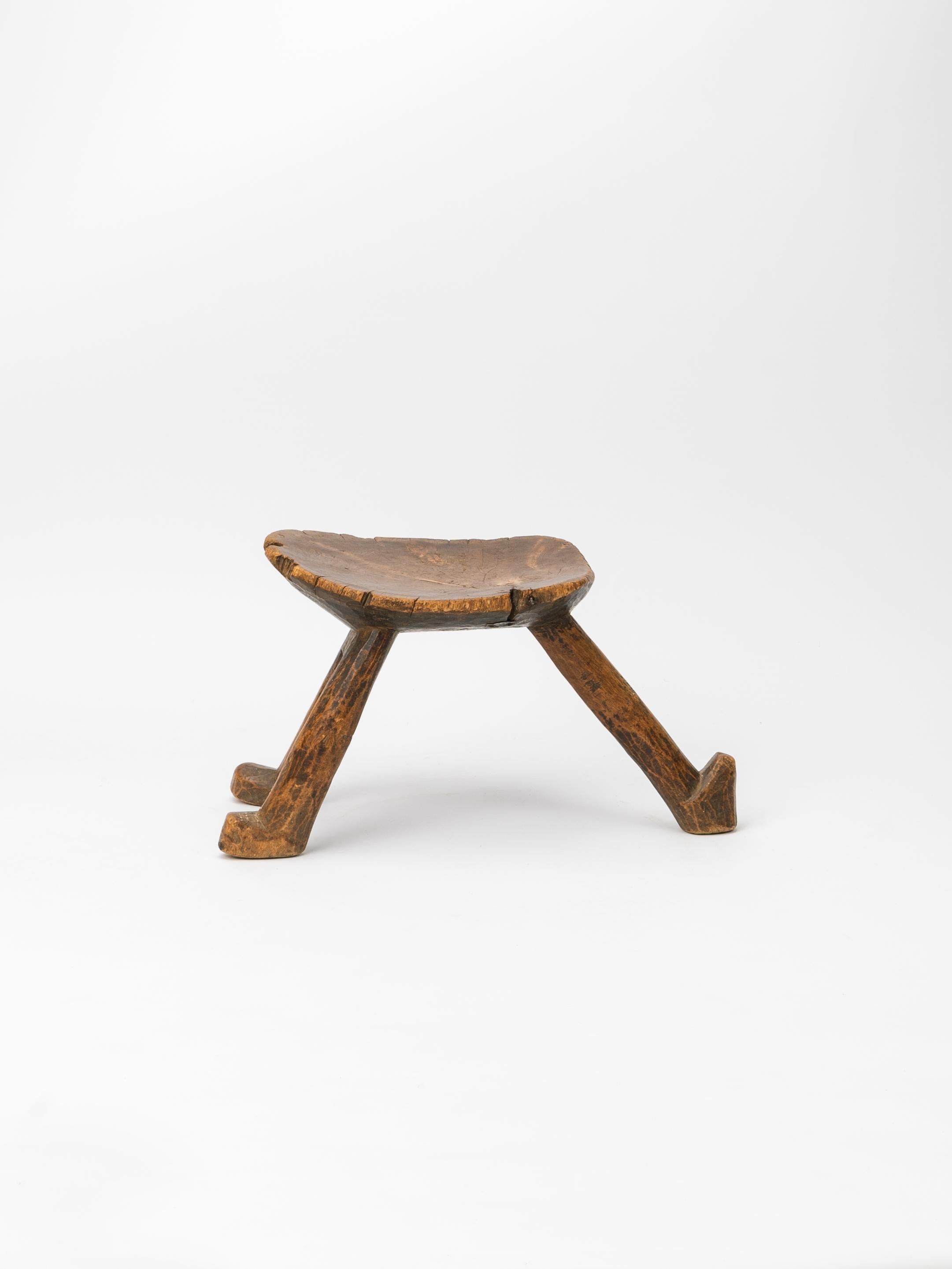 Sculpté à la main Tabouret bas africain sculpté de la tribu Lobi en vente