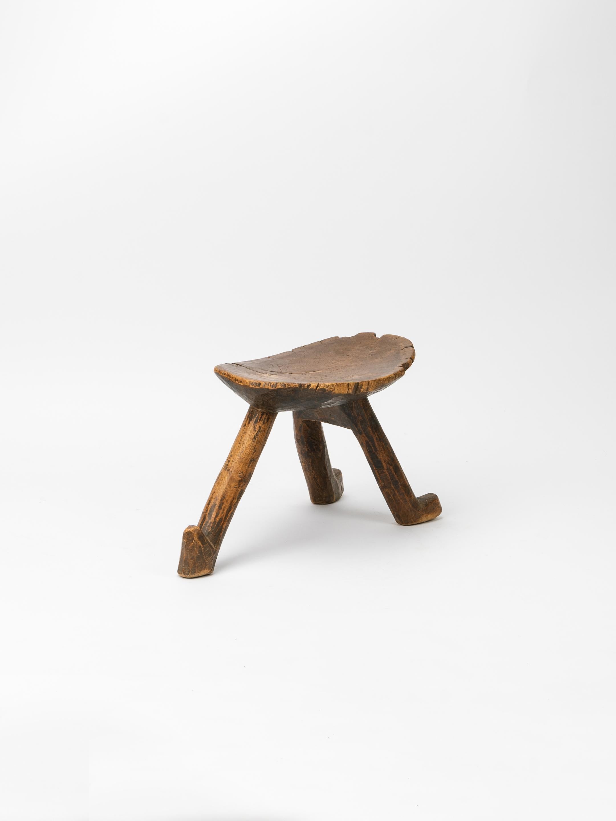 20ième siècle Tabouret bas africain sculpté de la tribu Lobi en vente