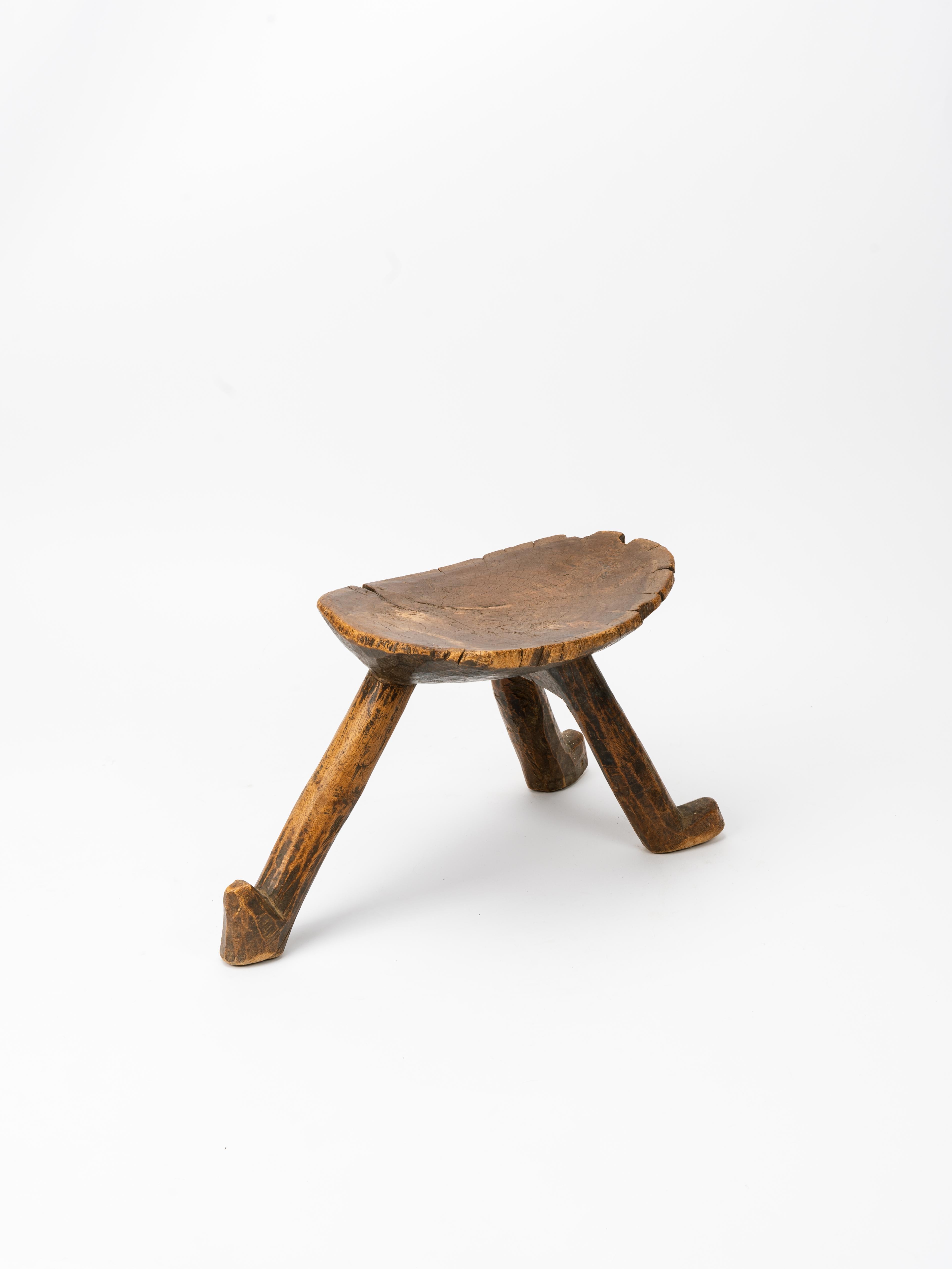 Bois de feuillus Tabouret bas africain sculpté de la tribu Lobi en vente