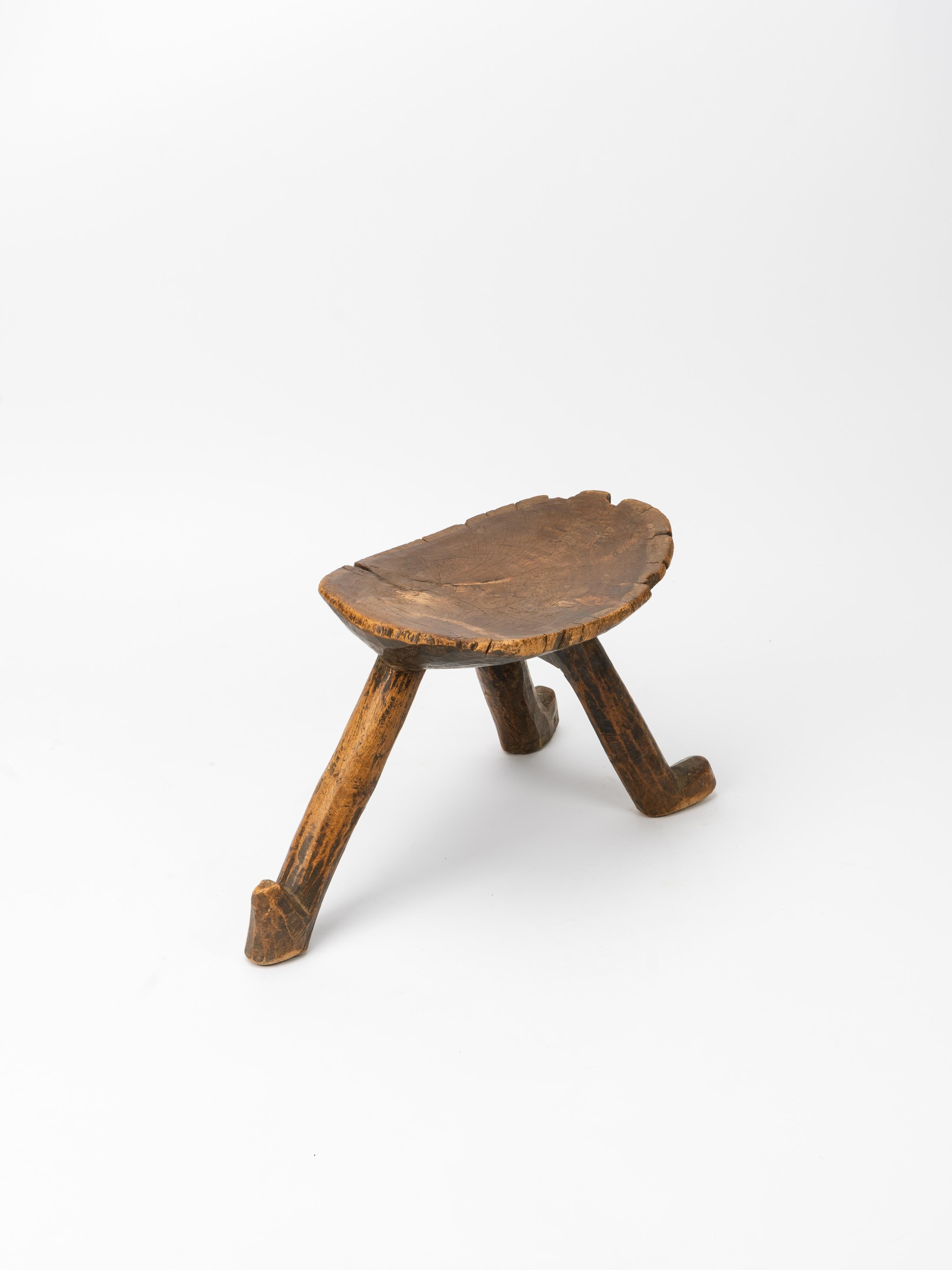 Tabouret bas africain sculpté de la tribu Lobi en vente 1