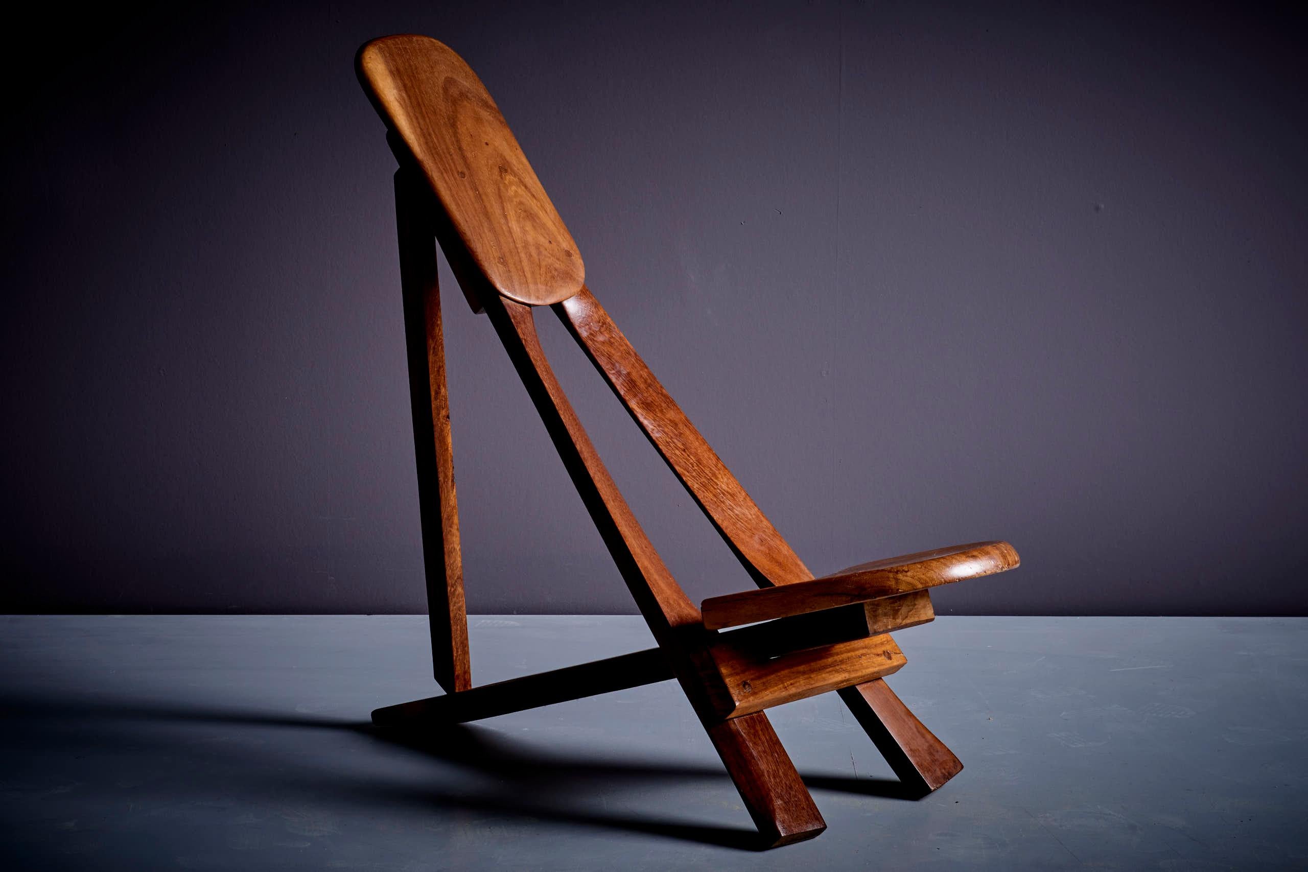 Skulpturaler afrikanischer Studio-Stuhl Frankreich - 1960er Jahre (Moderne der Mitte des Jahrhunderts) im Angebot