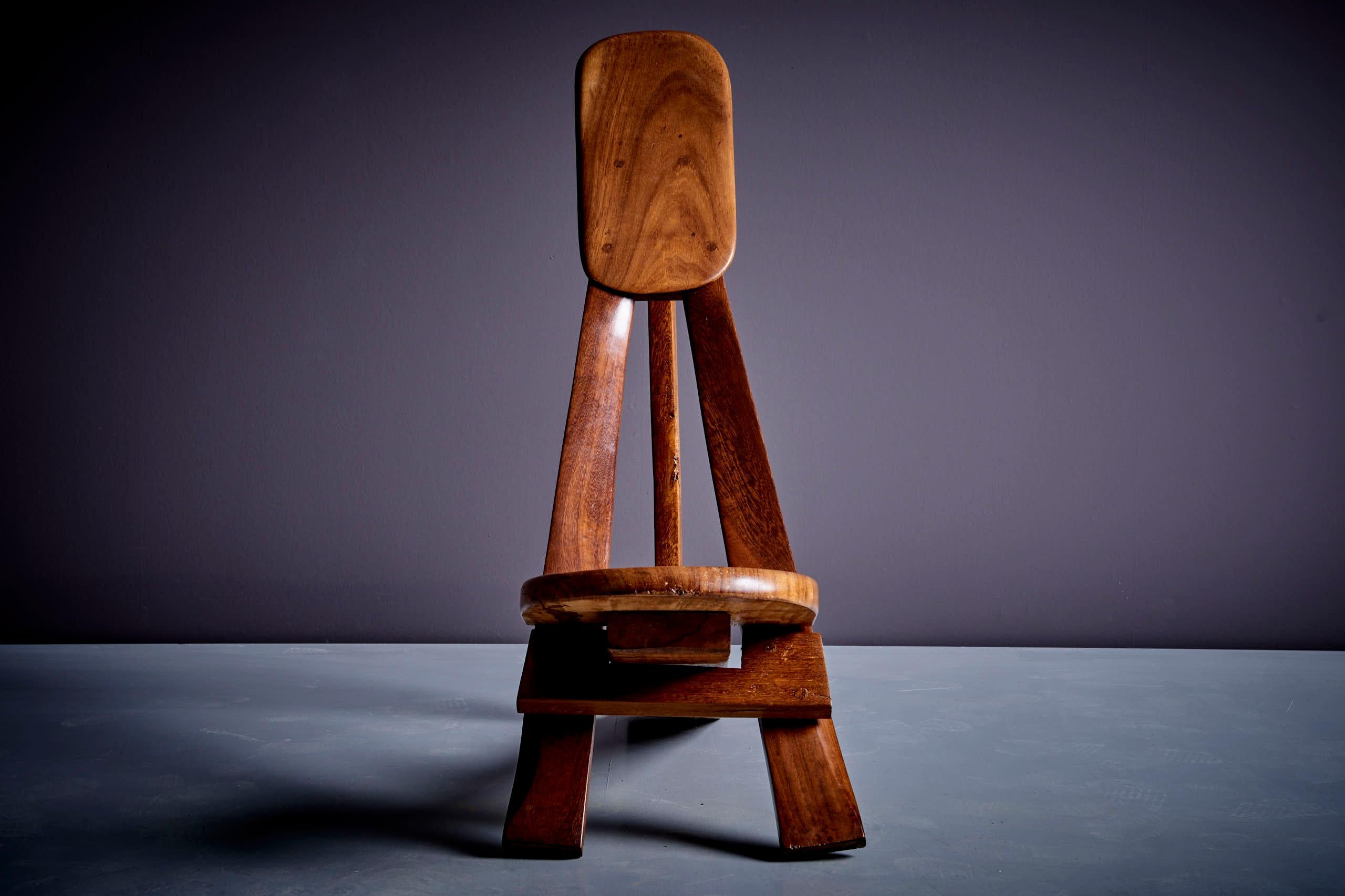 Skulpturaler afrikanischer Studio-Stuhl Frankreich - 1960er Jahre (Französisch) im Angebot