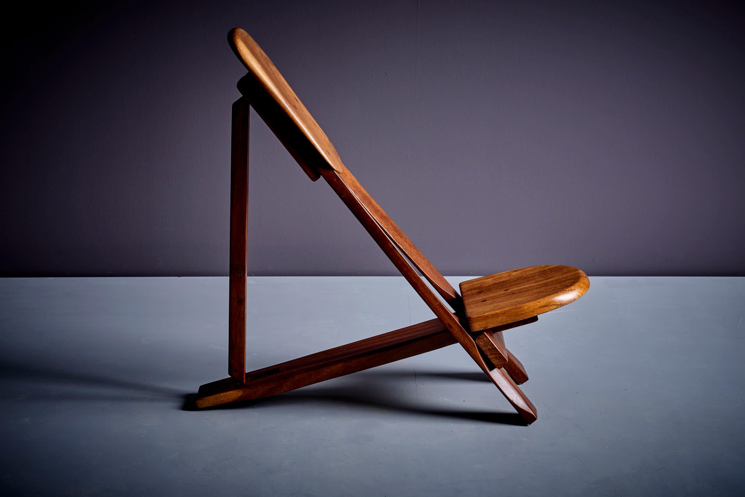 Skulpturaler afrikanischer Studio-Stuhl Frankreich - 1960er Jahre (Holz) im Angebot