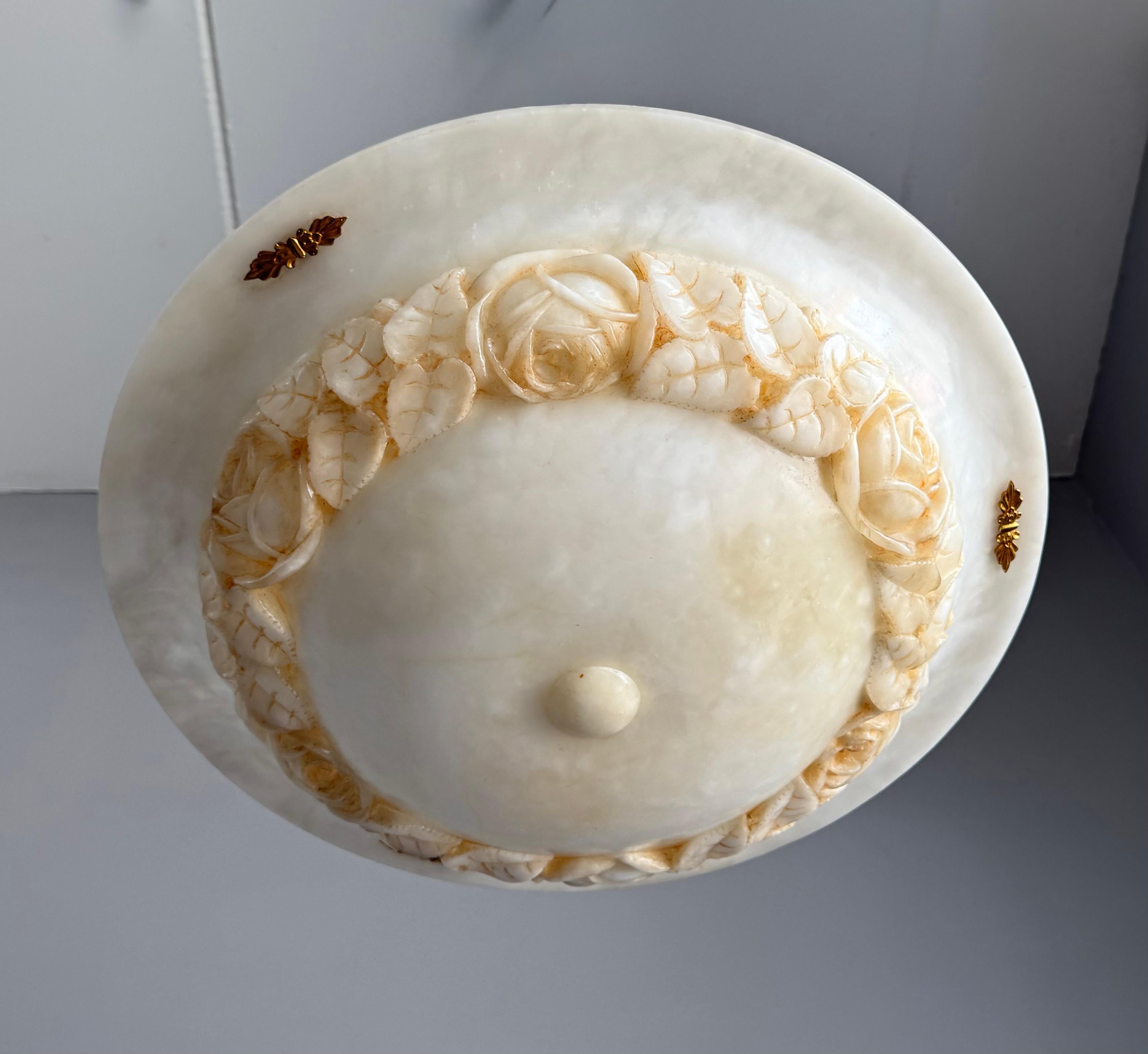 Lampada a sospensione scultorea in alabastro Art Deco con ghirlanda di rose intagliate, circa 1920 in vendita 2