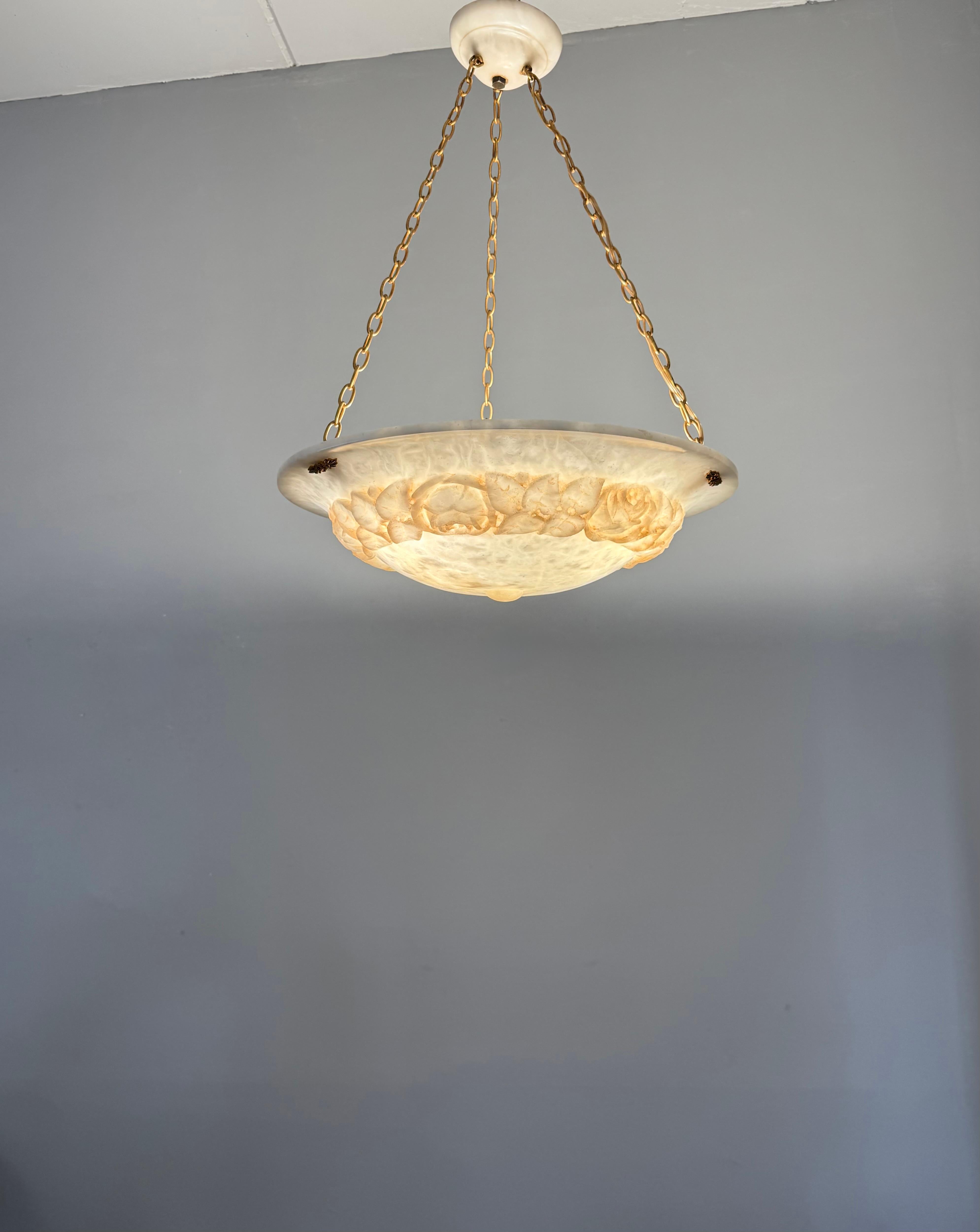 Lampada a sospensione scultorea in alabastro Art Deco con ghirlanda di rose intagliate, circa 1920 in vendita 6