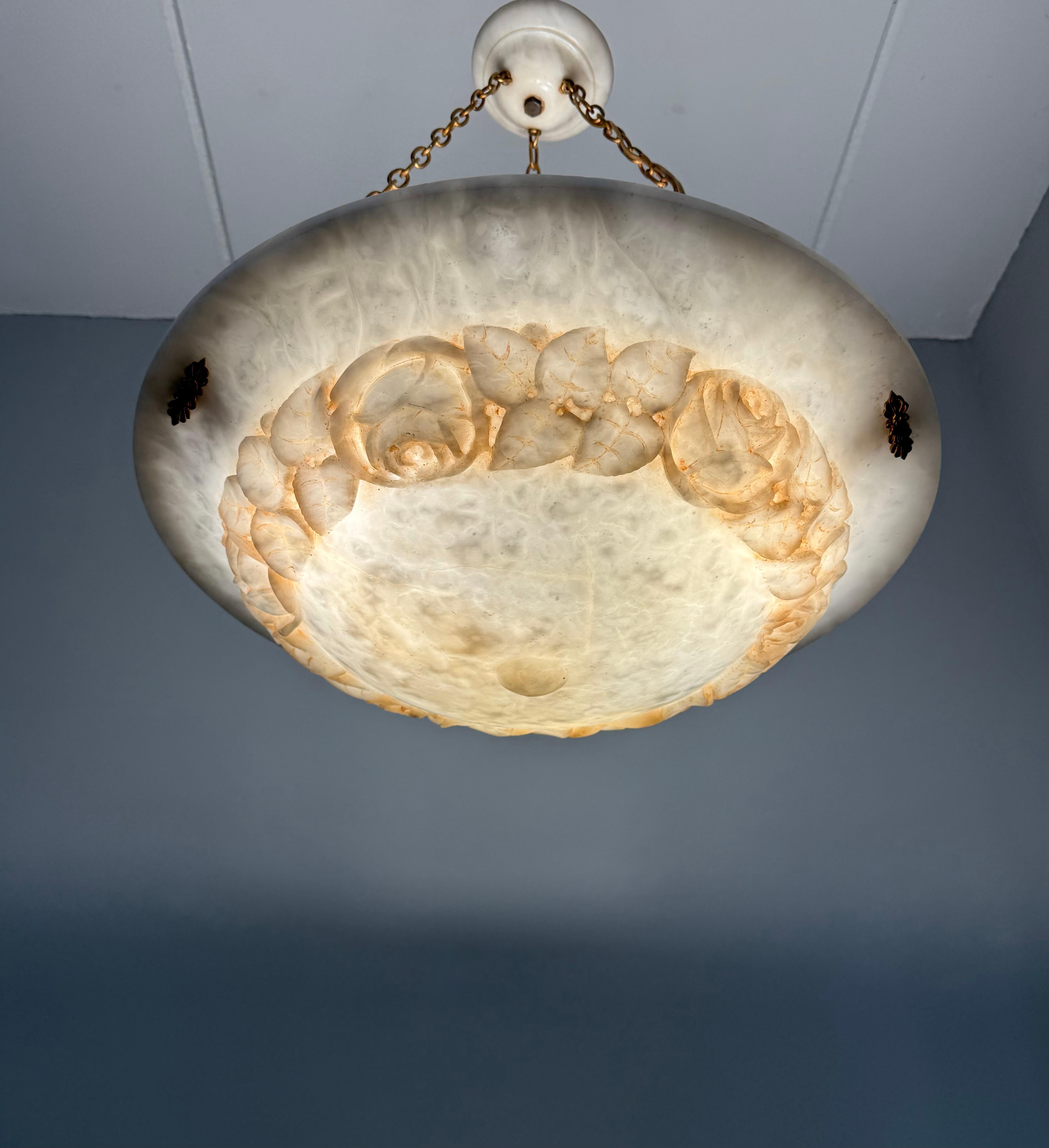 Lampada a sospensione scultorea in alabastro Art Deco con ghirlanda di rose intagliate, circa 1920 in vendita 7