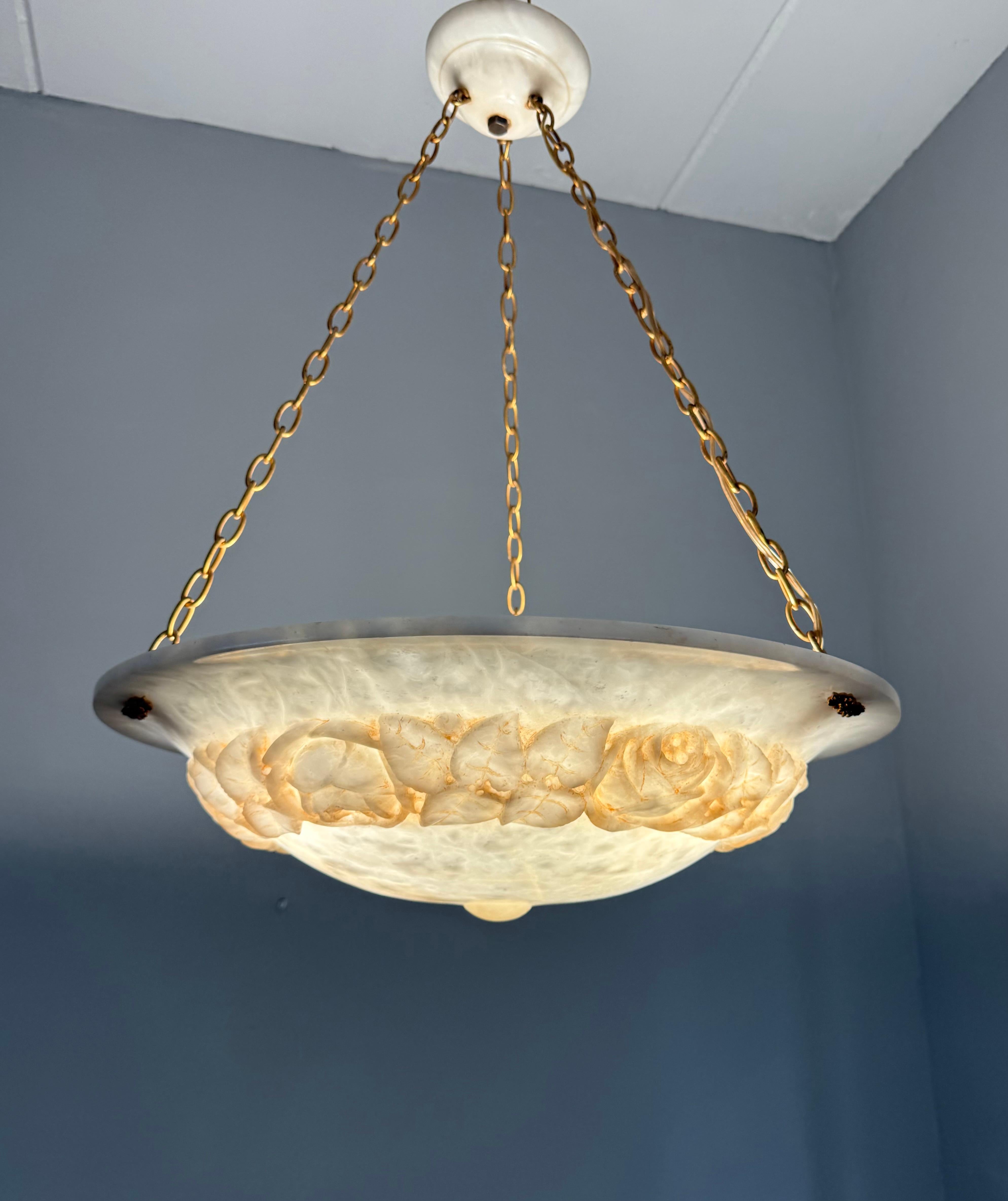 Lampada a sospensione scultorea in alabastro Art Deco con ghirlanda di rose intagliate, circa 1920 in vendita 8
